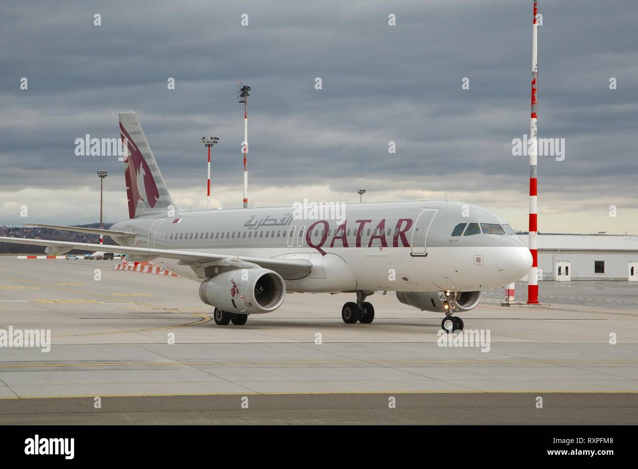 Le roulage à l'aéroport à l'avion Banque D'Images