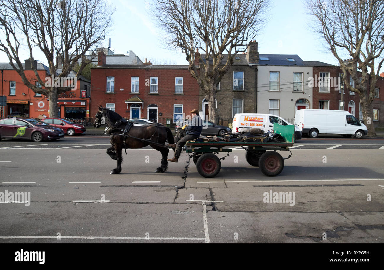 Voyageur irlandais avec cheval et panier sur North Circular Road Dublin République d'Irlande europe Banque D'Images