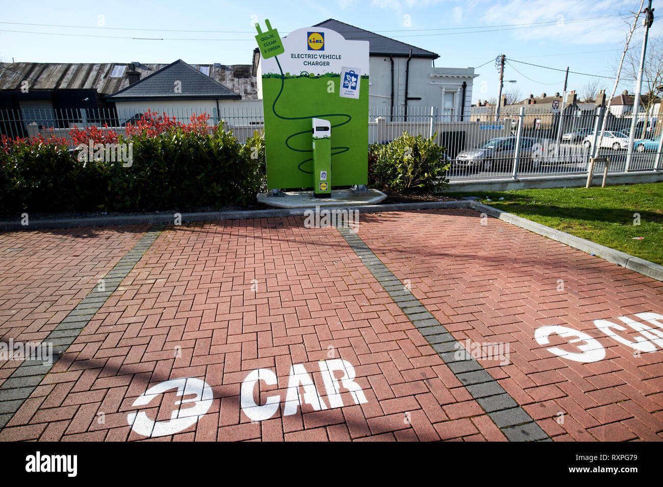 Voiture électrique point de recharge dans le parking d'un supermarché Lidl dans Dublin République d'Irlande europe Banque D'Images