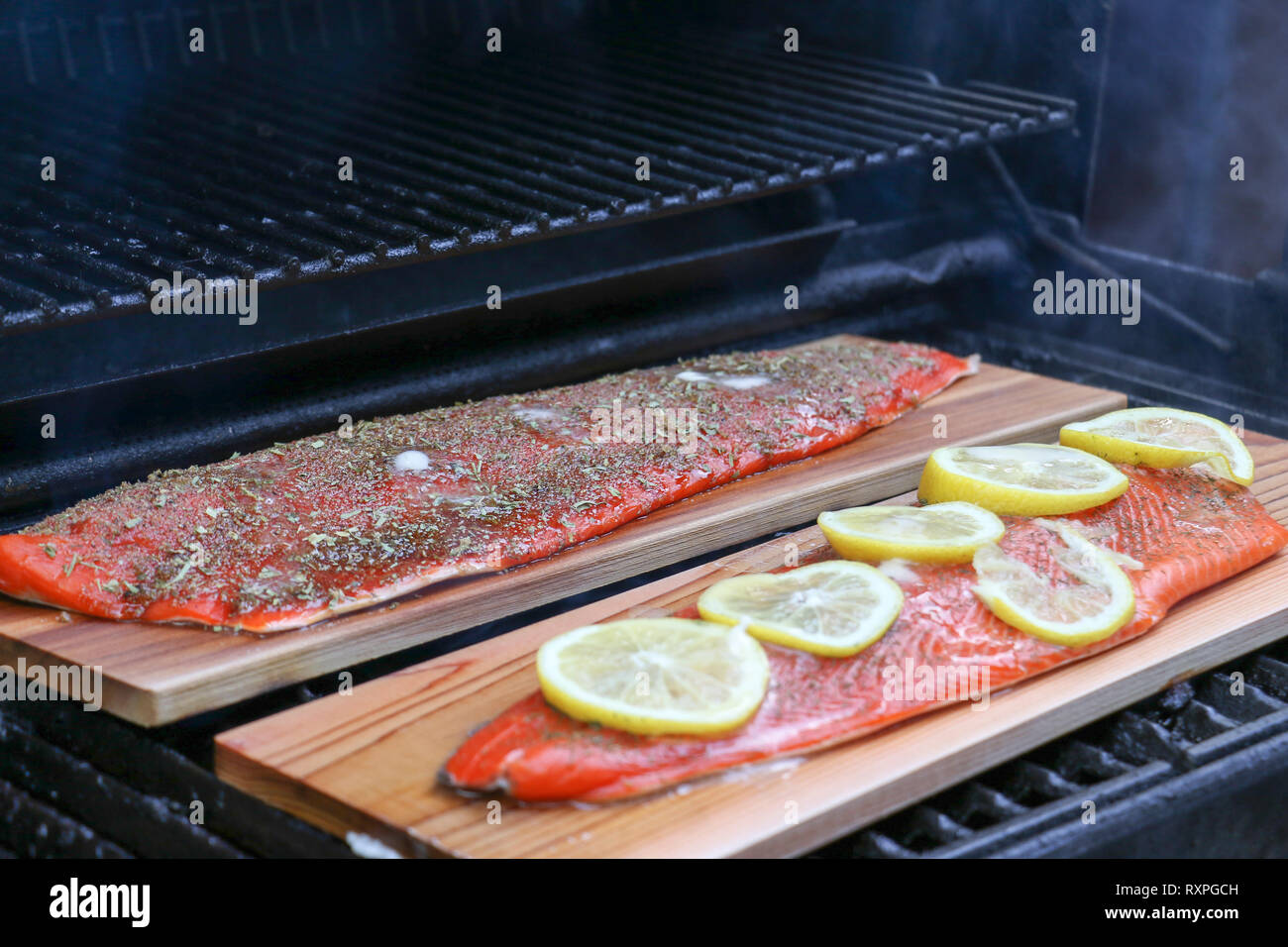 Un filet de saumon directement grillé sur le barbecue à l'aide d'une planche de cèdre injectera une merveilleuse saveur fumée Banque D'Images