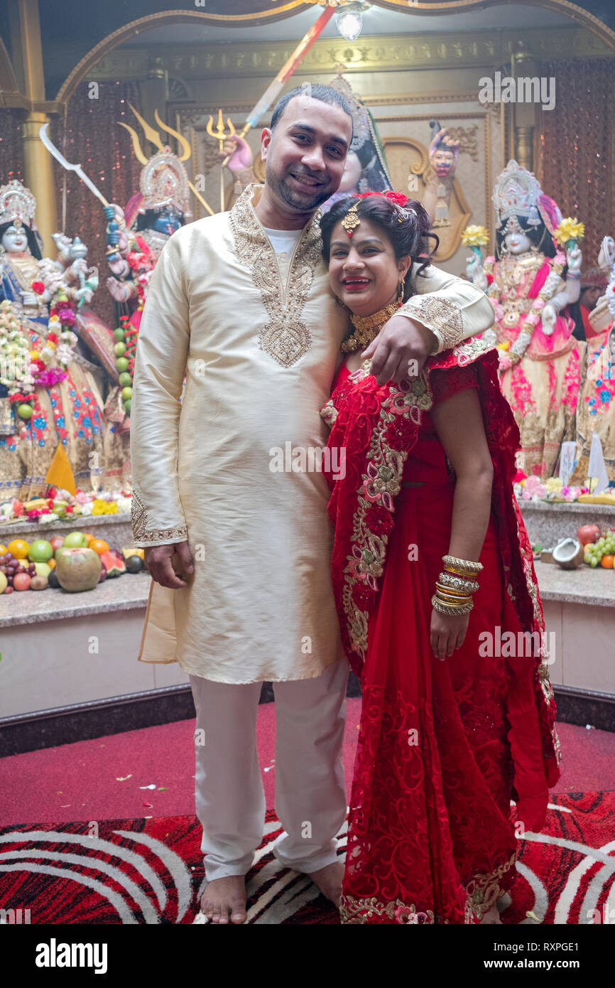 Posée portrait d'un couple hindou juste avant leur cérémonie de mariage à un temple à Ozone Park, Queens, New York. Banque D'Images