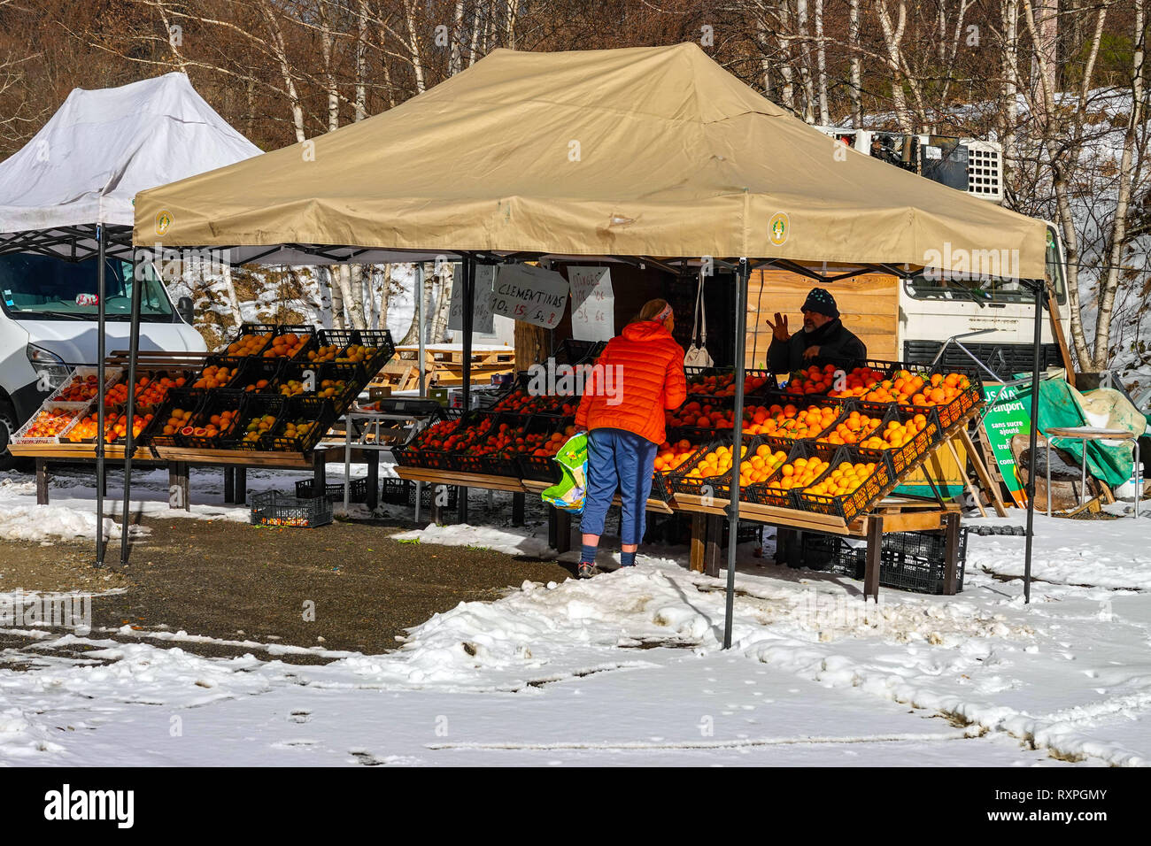 Blocage des routes vendant des oranges dans la neige, Ax les Thermes, Ariege, Ariège, Pyrénées, Pyrénées, France, UNION EUROPÉENNE Banque D'Images