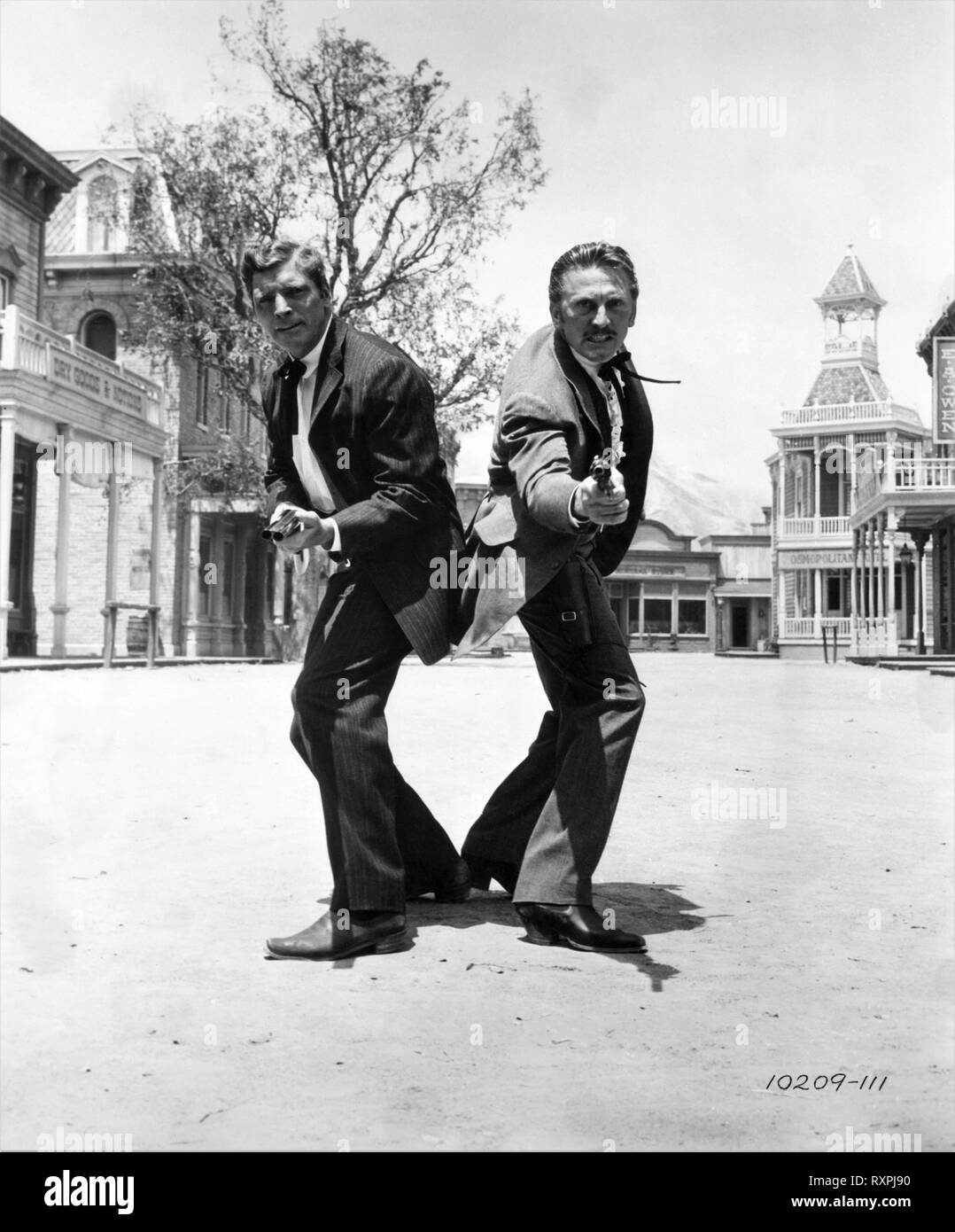 Comme Burt Lancaster Kirk Douglas comme Wyatt Earp Doc Holliday GUNFIGHT À L'O.K. CORRAL 1957 Wallis-Hazen / Paramount Pictures Banque D'Images