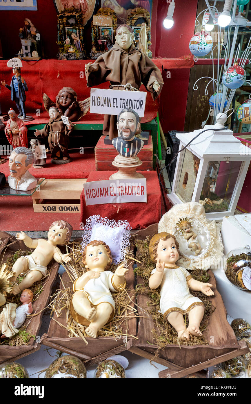 Naples Campanie Italie. Figurines statues de la Crèche de Noël dans les ateliers artisanaux de la Via Gregorio Armeno Banque D'Images