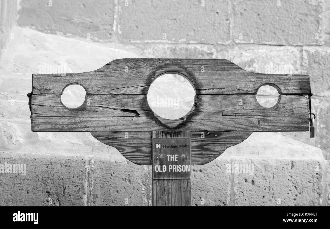 Vue de détail sur une guillotine en bois avec serrure. Du Musée de la vieille prison de Malte. Banque D'Images