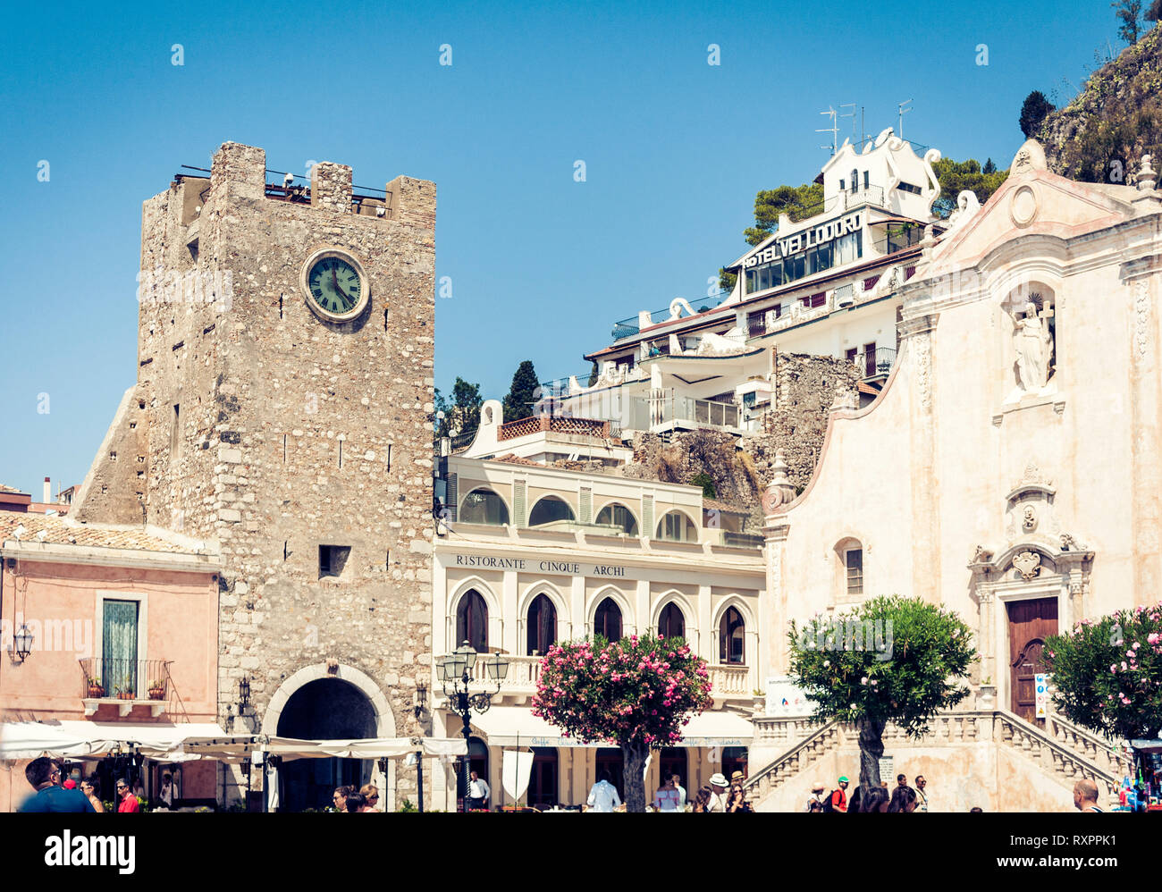 Taormina, Sicile - août 06, 2018 : les touristes visitant la célèbre Place IX Aprile Banque D'Images