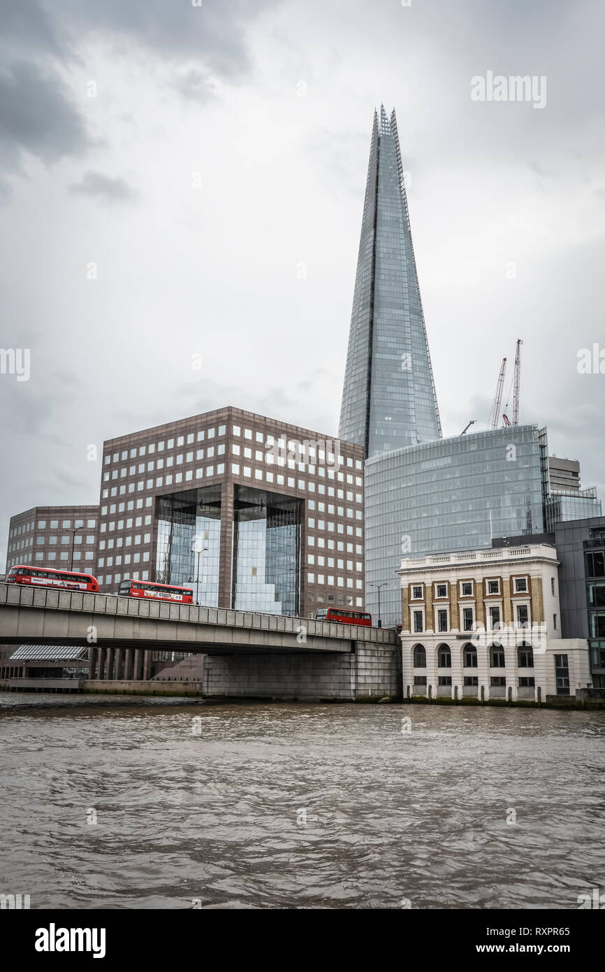 Le gratte-ciel Shard Renzo Piano et le numéro 1 sur le London Bridge London Bridge, London, UK Banque D'Images