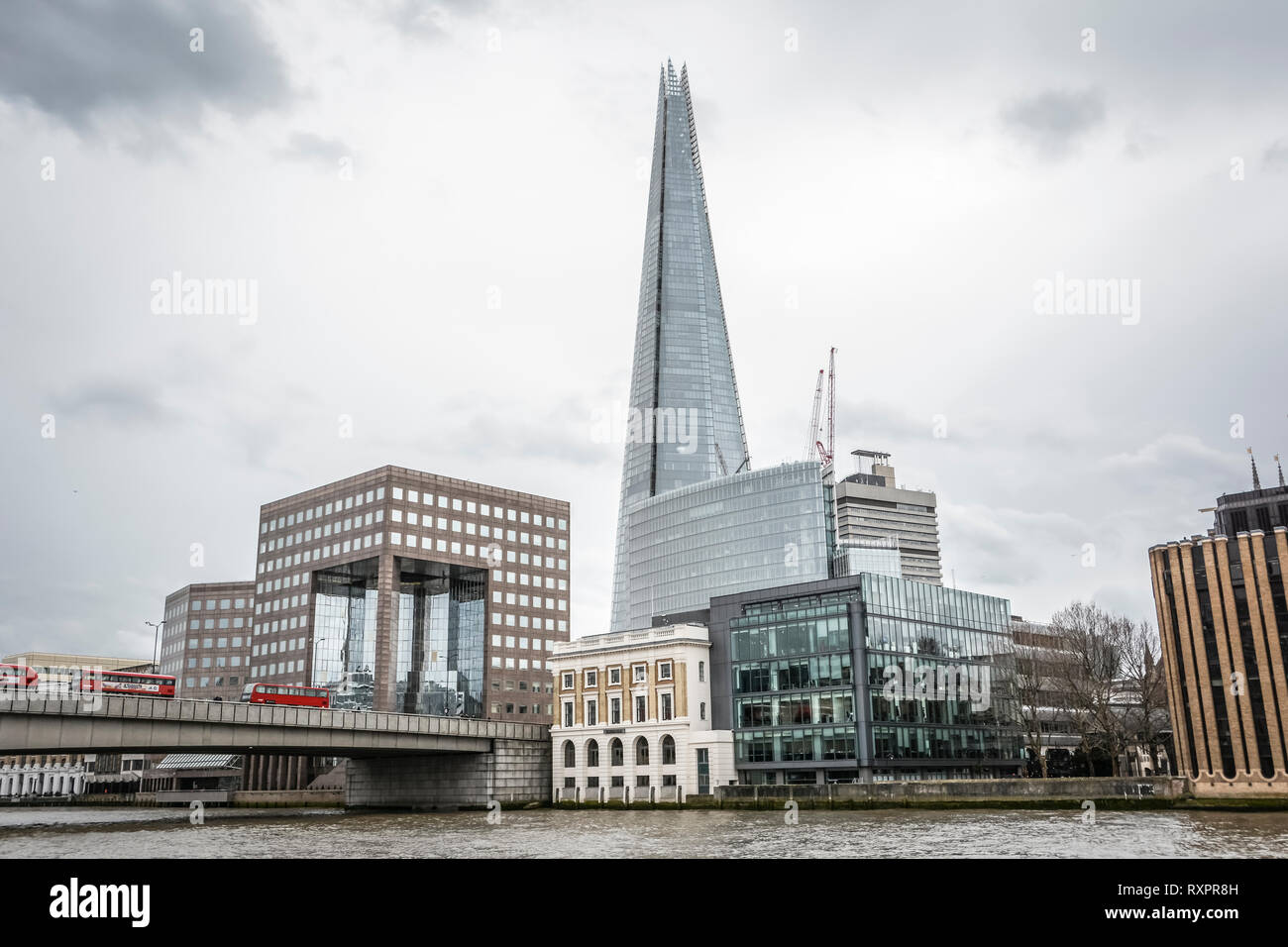 Gratte-ciel Shard de Renzo Piano et 1 London Bridge sur London Bridge, Londres, Royaume-Uni Banque D'Images