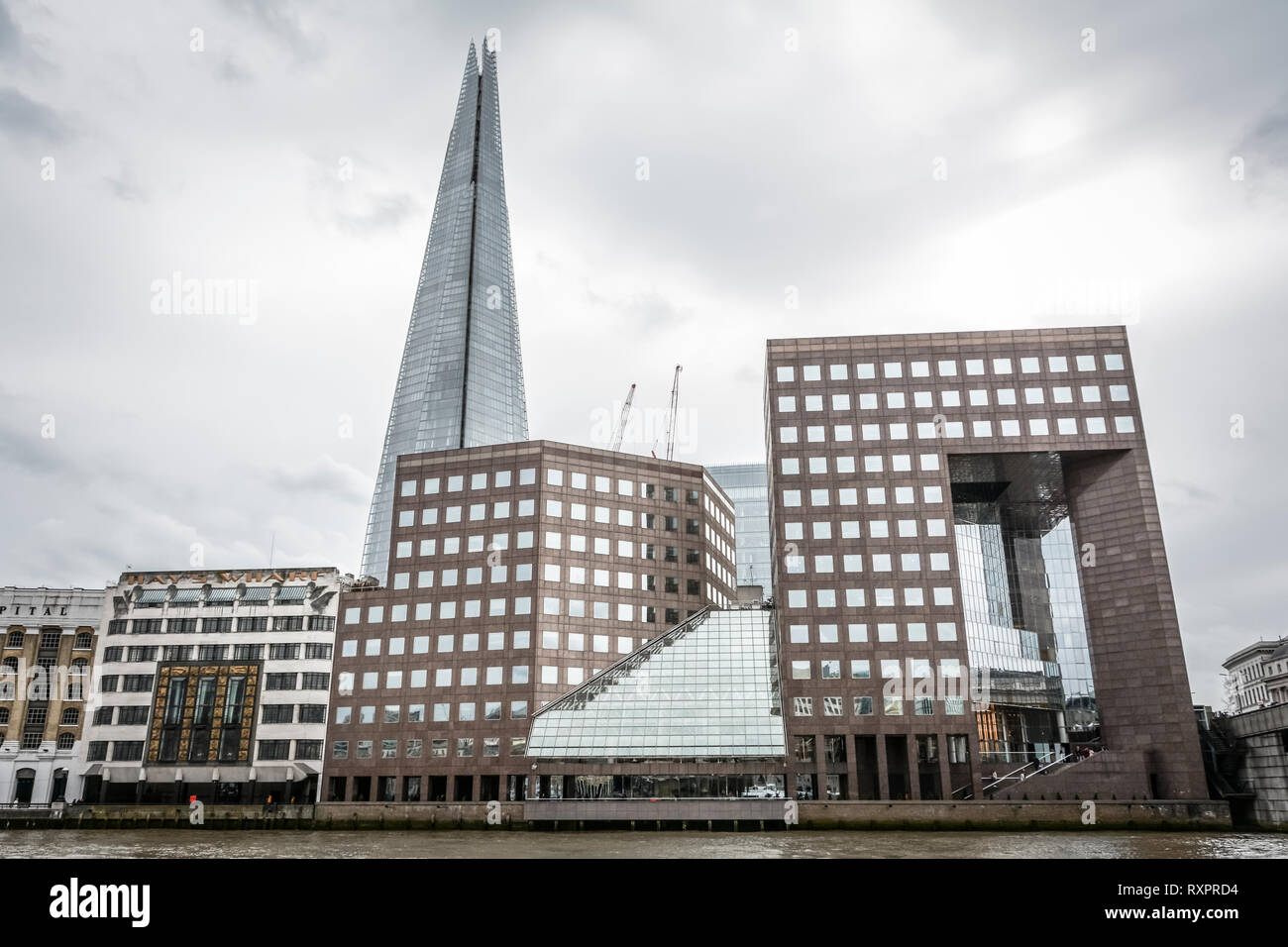 Le gratte-ciel Shard Renzo Piano et le numéro 1 sur le London Bridge London Bridge, London, UK Banque D'Images