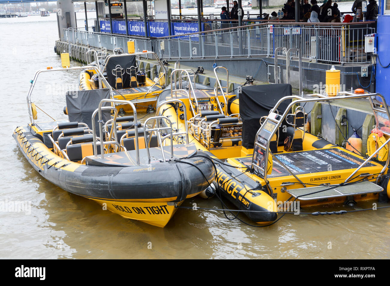 Expérience inflatibles Rib Thames amarré sur la Tamise près de la Tour de Londres, UK Banque D'Images