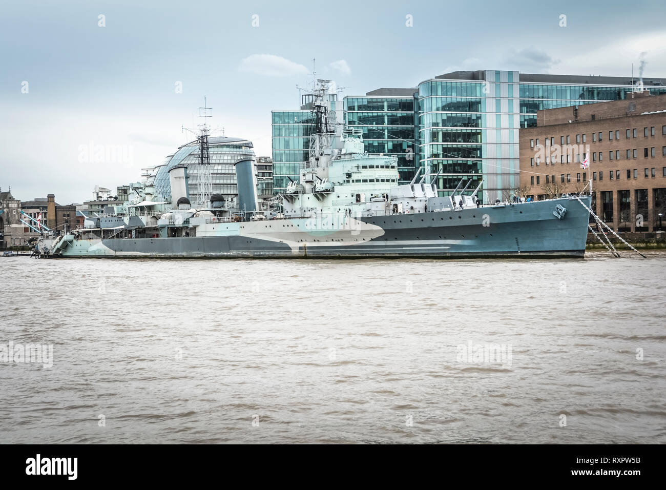 Le HMS Belfast et Norman Foster's London City Hall, sur les rives de la Tamise, Londres, UK Banque D'Images