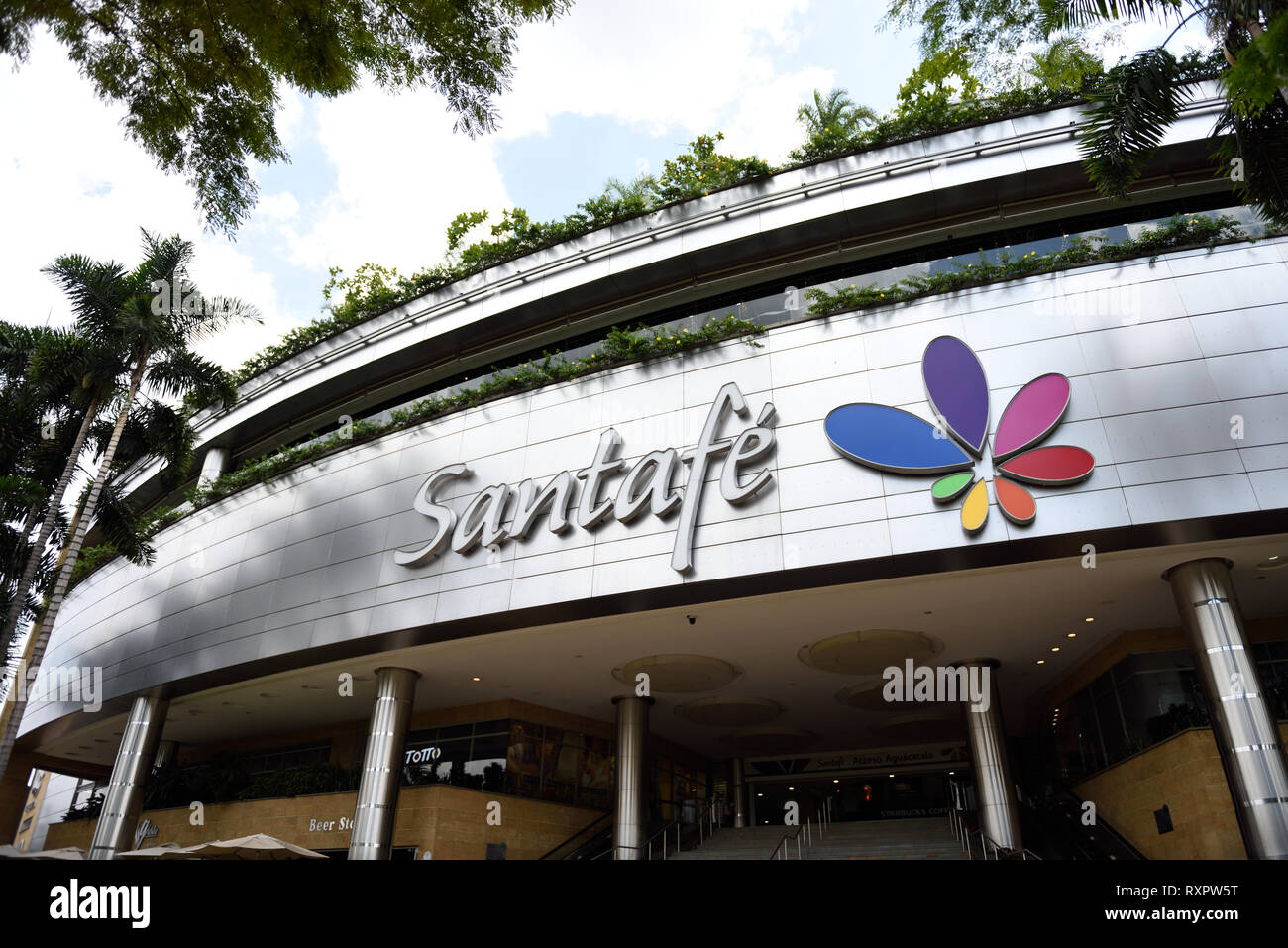 Entrée du Centro Comercial Santafe, le plus grand centre commercial à  Medellin avec boutiques, restaurants et cinémas Photo Stock - Alamy