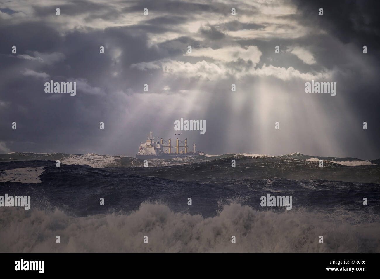 Navire de commerce naviguant sous forte tempête. Amélioration de ciel. Banque D'Images