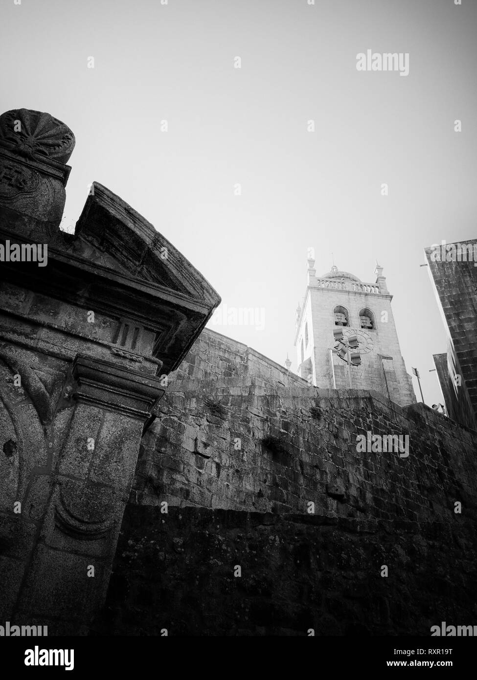 Roman noir et blanc de la cathédrale de Porto. Ajout de bruit numérique. Banque D'Images