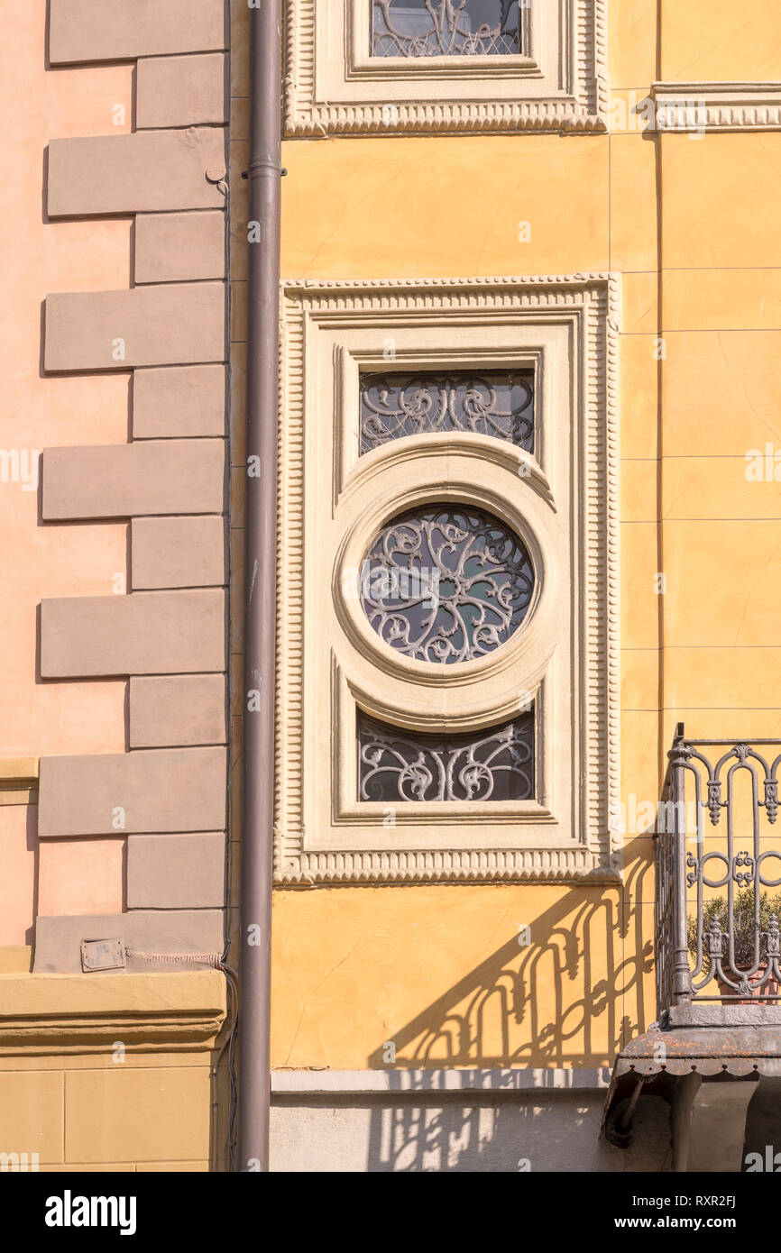 Grille en fer forgé ornée sur vieille fenêtre en centre-ville, tourné en hiver la lumière à Crémone, en Lombardie, Italie Banque D'Images