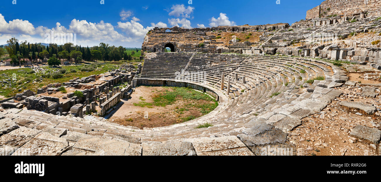 Théâtre grec remodelé en 225-200 BC et à nouveau en 175 avant J.-C., 68 & 299 AD AD à une largeur de 139,8 mètres pour asseoir 18 500 personnes. Milet Sit archéologique Banque D'Images