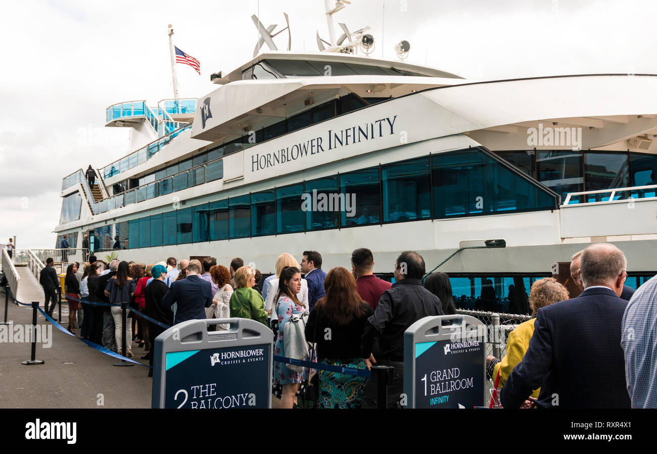 New York, USA - 15 octobre 2017 : passagers en attente d'une partie du conseil d'excursion de croisière autour de la ville de New York sur un beau dimanche après-midi d'automne. Banque D'Images