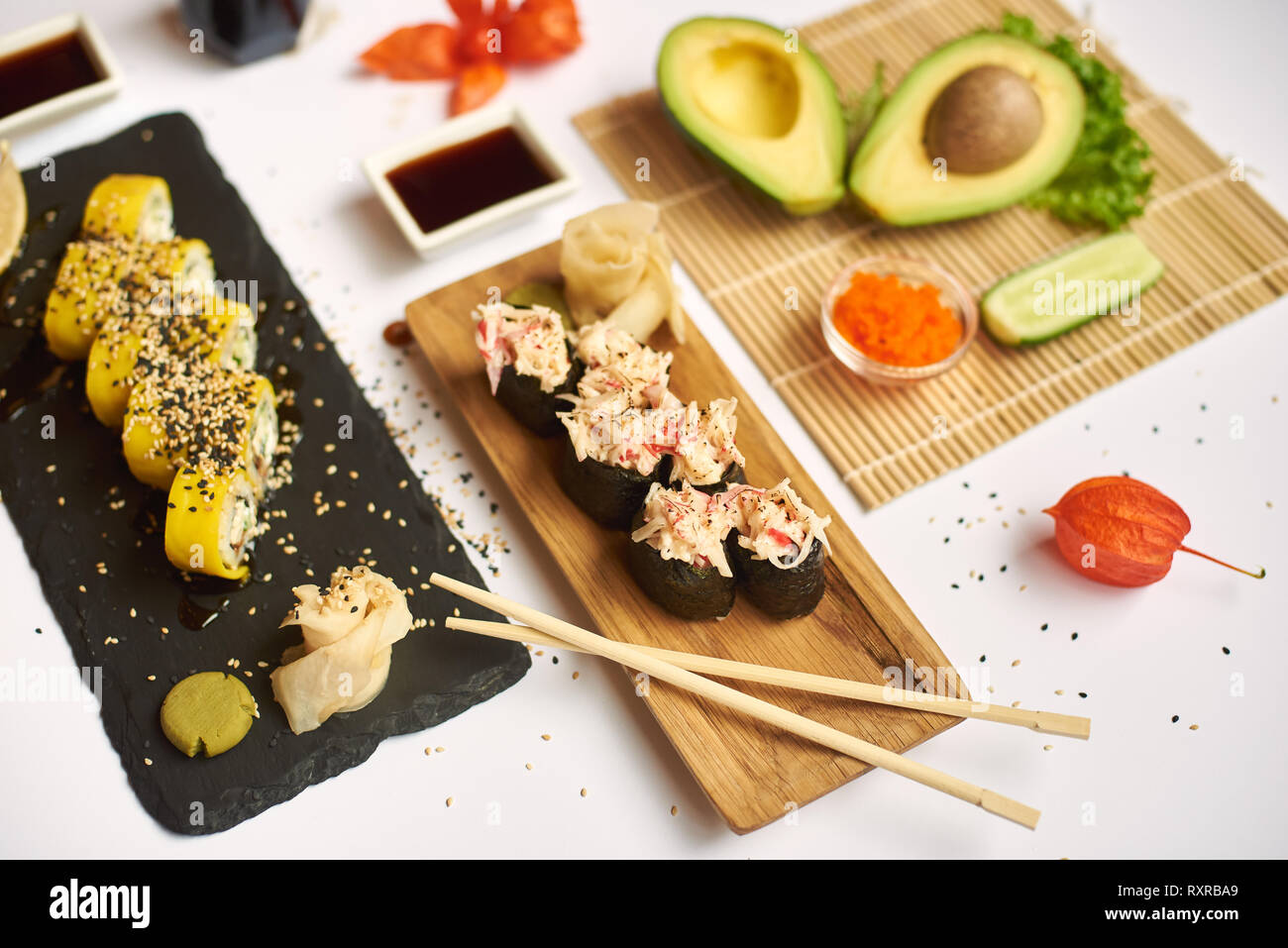 Plat japonais servi avec wasabi, de la sauce soja et de gingembre mariné. Décoration de table avec des physalis, caviar et différents légumes. Sushi roll surmontée wi Banque D'Images