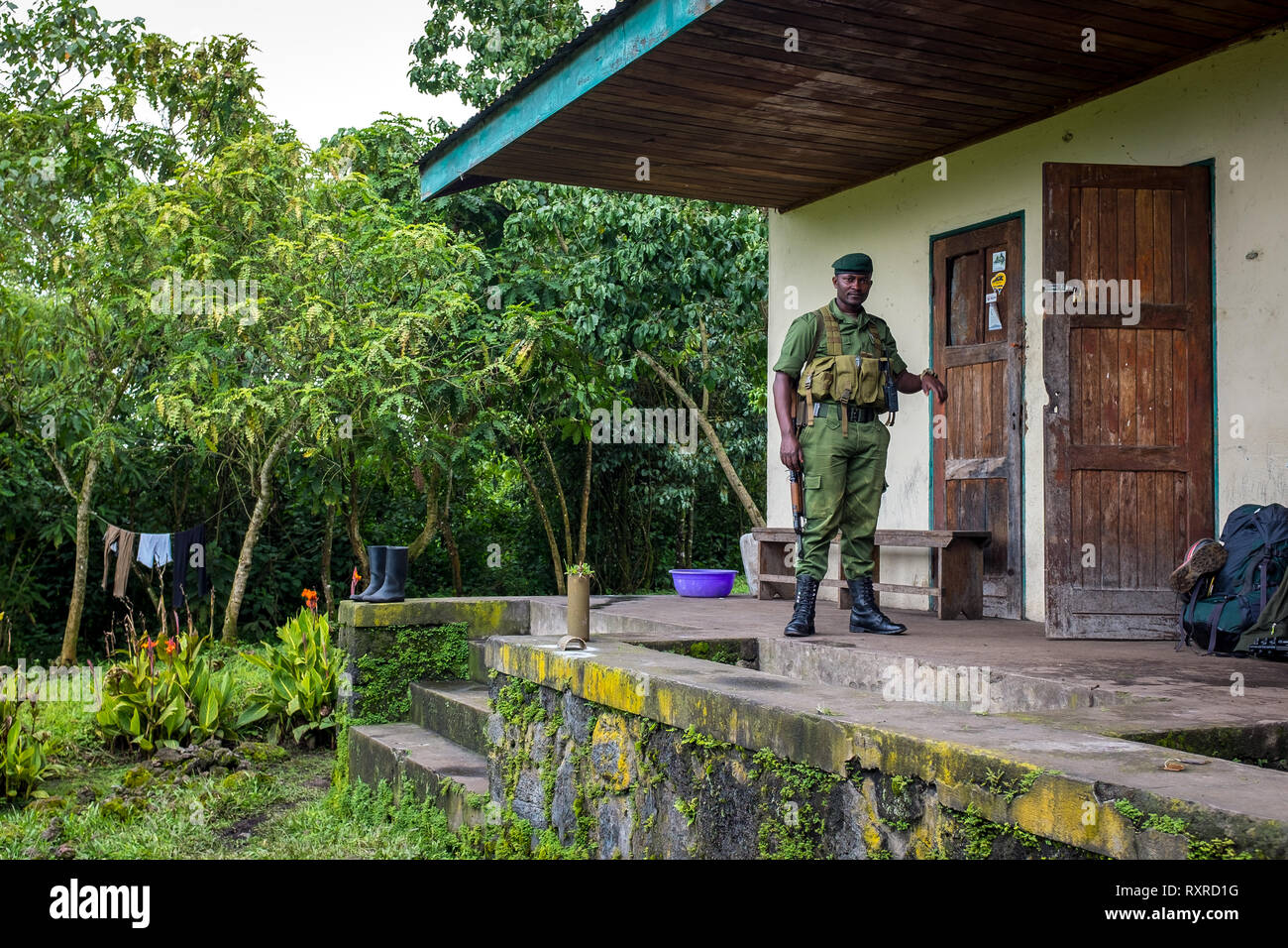 Un garde attend à la station du garde forestier au début de la Randonnée volcan Nyiragongo, République démocratique du Congo Banque D'Images