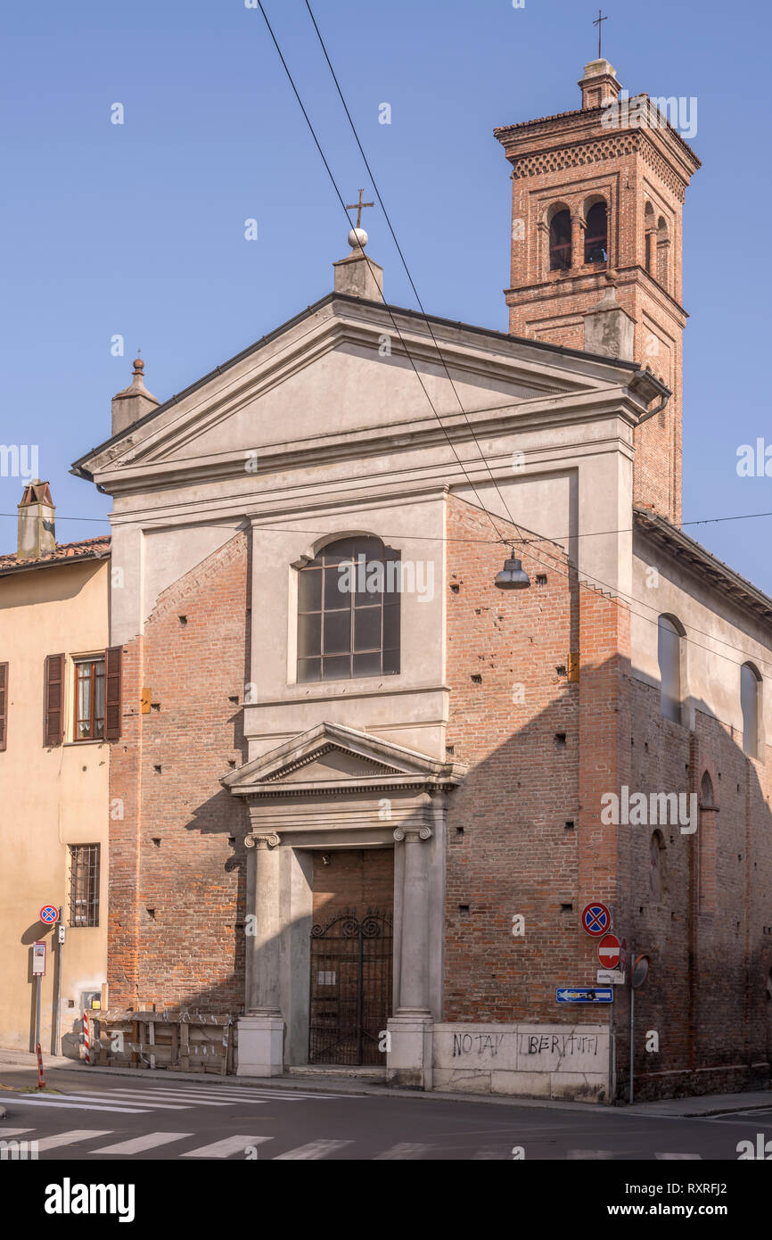 Vue sur la vieille église Holy Trinity façade , tourné en hiver la lumière à Crémone, en Lombardie, Italie Banque D'Images