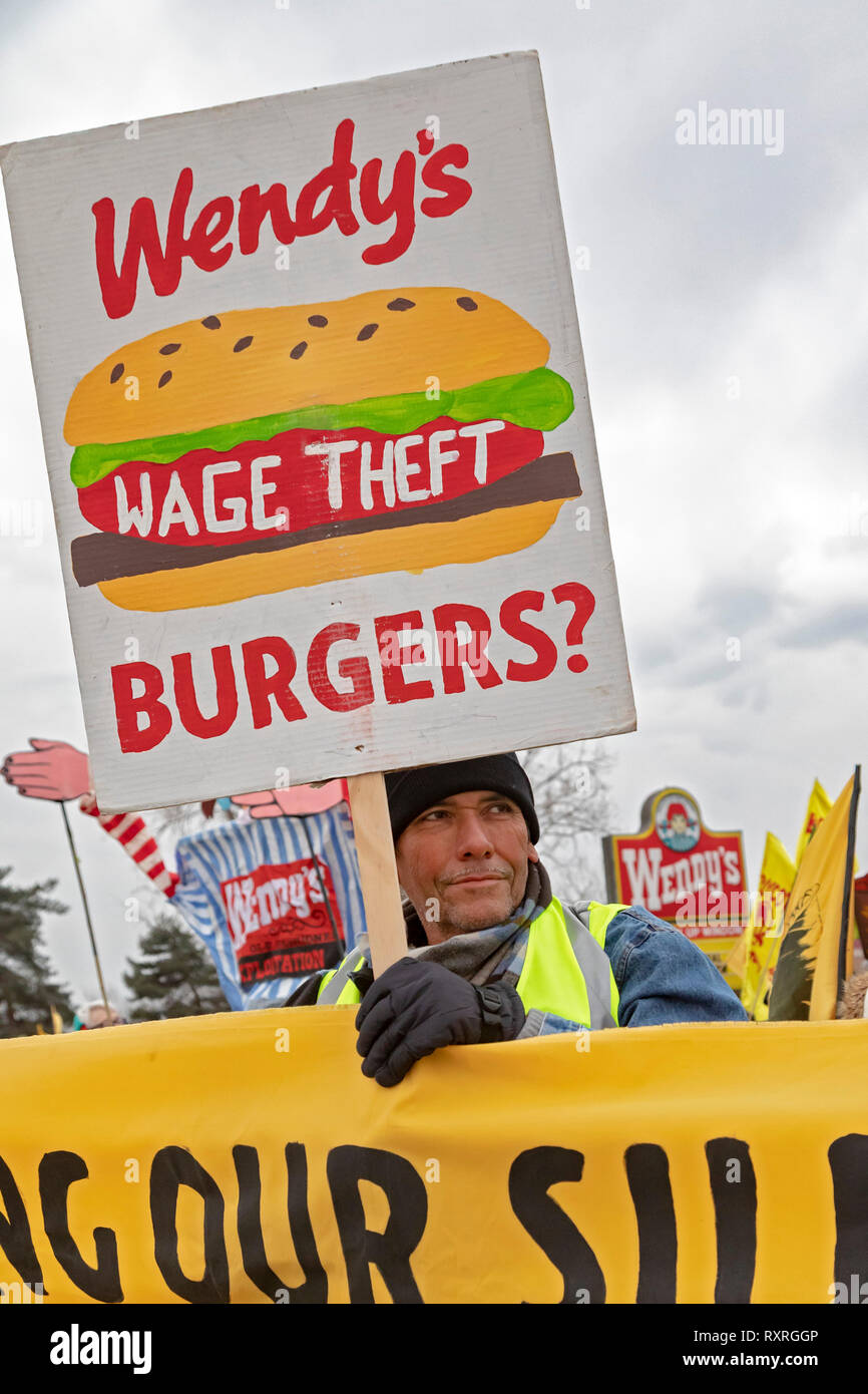 Ypsilanti, au Michigan, USA. 9 Mar 2019. Les membres de la Coalition des travailleurs Immokalee et leurs partisans rassemblement à un fast food Wendy's restaurant, demander à l'entreprise de payer un sou la livre plus pour les tomates de Floride il achète. Le penny supplémentaire contribuerait à améliorer les salaires pour les ouvriers agricoles de la Floride. Le rallye fait partie d'un voyage, le ciblage Wendy's magasins dans plusieurs villes universitaires. CIW veut les universités pour mettre fin à leurs relations avec Wendy's jusqu'à ce que la chaîne s'associe au programme alimentaire équitable. Crédit : Jim West/Alamy Live News Banque D'Images