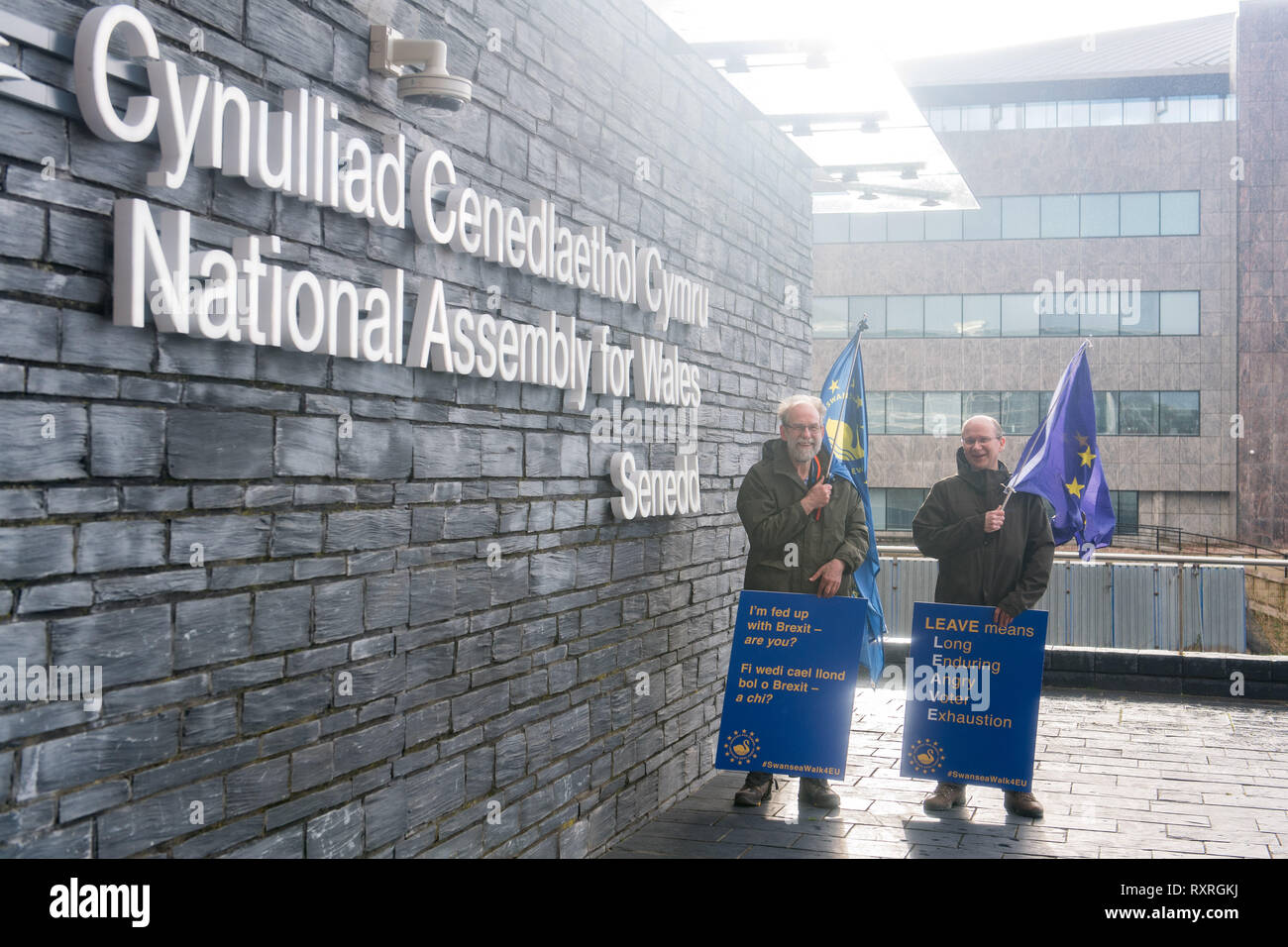 Cardiff, Wales, UK. 10 mars 2019. La société d'autre part du Senedd bâtiment dans la baie de Cardiff sur le Cardiff - Newport étape de sa marche. Il est à pied de Swansea à Londres pour rejoindre le vote du peuple le 23 mars Mars. De partir de Swansea le mercredi 6 mars, Ed a pour objectif d'arriver à Londres le 22 mars, à temps pour rejoindre d'autres militants pour l'Europe de Swansea qui sera battant pavillon pour Swansea au vote du peuple de mars. Le mois de mars dernier, en octobre, a été l'un des plus grands de l'histoire britannique, dimensions 700 000 personnes. Credit : Polly Thomas/Alamy Live News Banque D'Images