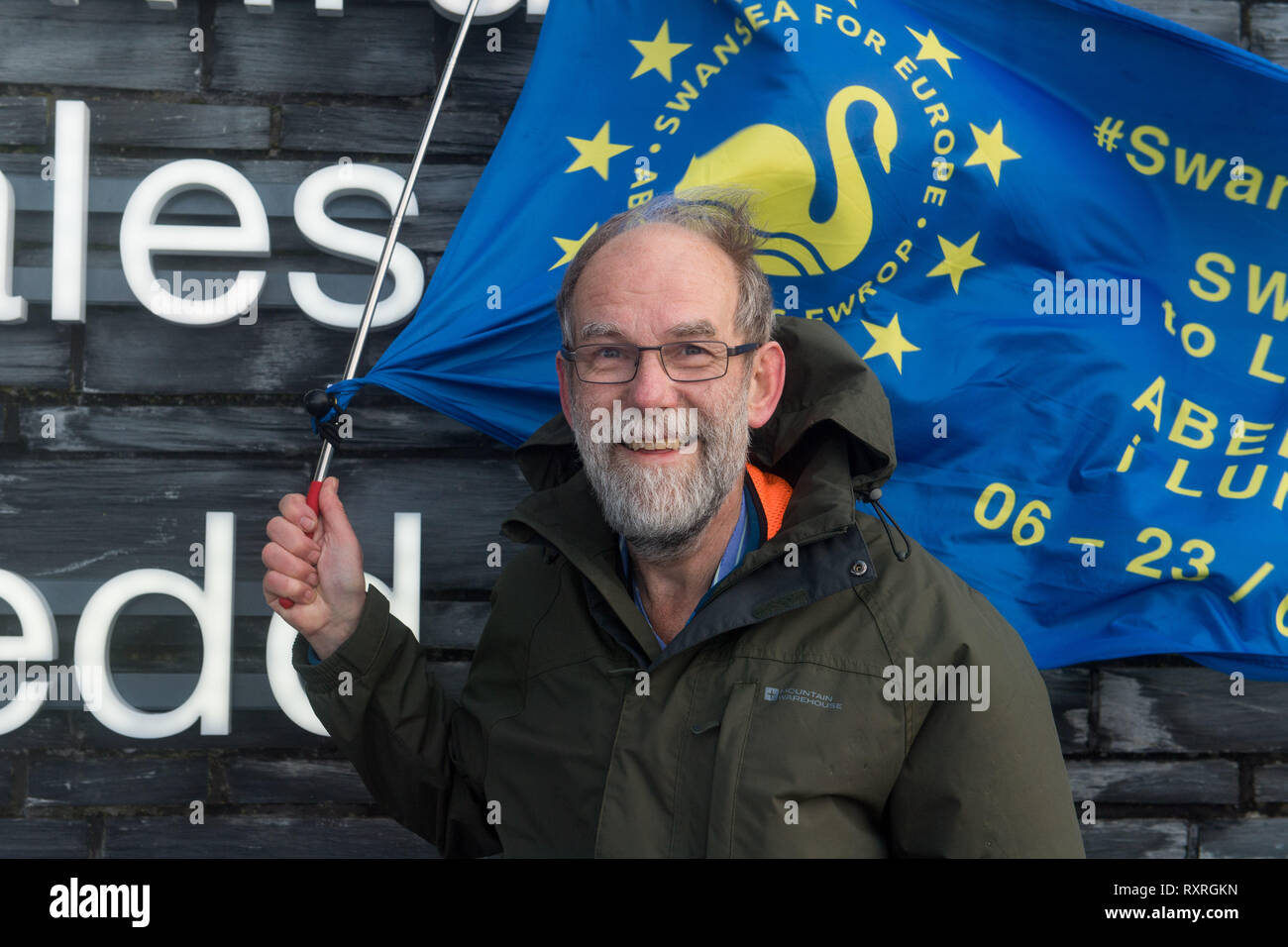 Cardiff, Wales, UK. 10 mars 2019. La société d'autre part du Senedd bâtiment dans la baie de Cardiff sur le Cardiff - Newport étape de sa marche. Il est à pied de Swansea à Londres pour rejoindre le vote du peuple le 23 mars Mars. De partir de Swansea le mercredi 6 mars, Ed a pour objectif d'arriver à Londres le 22 mars, à temps pour rejoindre d'autres militants pour l'Europe de Swansea qui sera battant pavillon pour Swansea au vote du peuple de mars. Le mois de mars dernier, en octobre, a été l'un des plus grands de l'histoire britannique, dimensions 700 000 personnes. Credit : Polly Thomas/Alamy Live News Banque D'Images