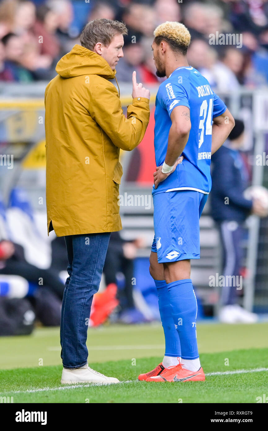 Berlin, Allemagne. Mar 10, 2019. Soccer : Bundesliga, TSG 1899 Hoffenheim - 1er FC Nuremberg, 25e journée, dans le PreZero Arena. L'entraîneur de Hoffenheim Julian Nagelsmann (l) parle d'Hoffenheim a Joelinton Cassio Apolinario de cri pendant le match. Credit : Uwe Anspach/DPA - NOTE IMPORTANTE : en conformité avec les exigences de la DFL Deutsche Fußball Liga ou la DFB Deutscher Fußball-Bund, il est interdit d'utiliser ou avoir utilisé des photographies prises dans le stade et/ou la correspondance dans la séquence sous forme d'images et/ou vidéo-comme des séquences de photos./dpa/Alamy Live News Crédit : afp photo/Ala alliance Banque D'Images