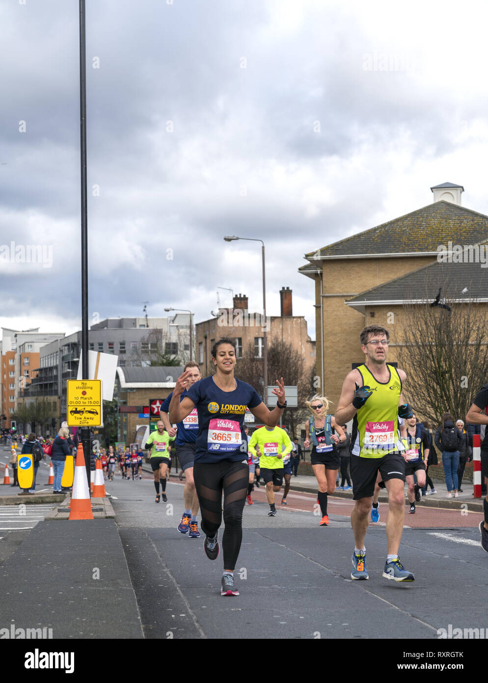 Londres, Royaume-Uni. 10 Mar 2019. Une femme sportive participe à la collecte de fonds de charité vitalité demi marathon. Credit : AndKa/Alamy Live News Banque D'Images