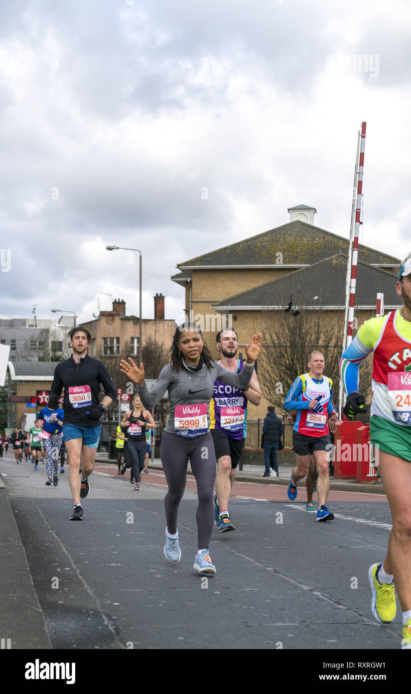 Londres, Royaume-Uni. 10 Mar 2019. Une femme sportive participe à la collecte de fonds de charité vitalité demi marathon. Credit : AndKa/Alamy Live News Banque D'Images