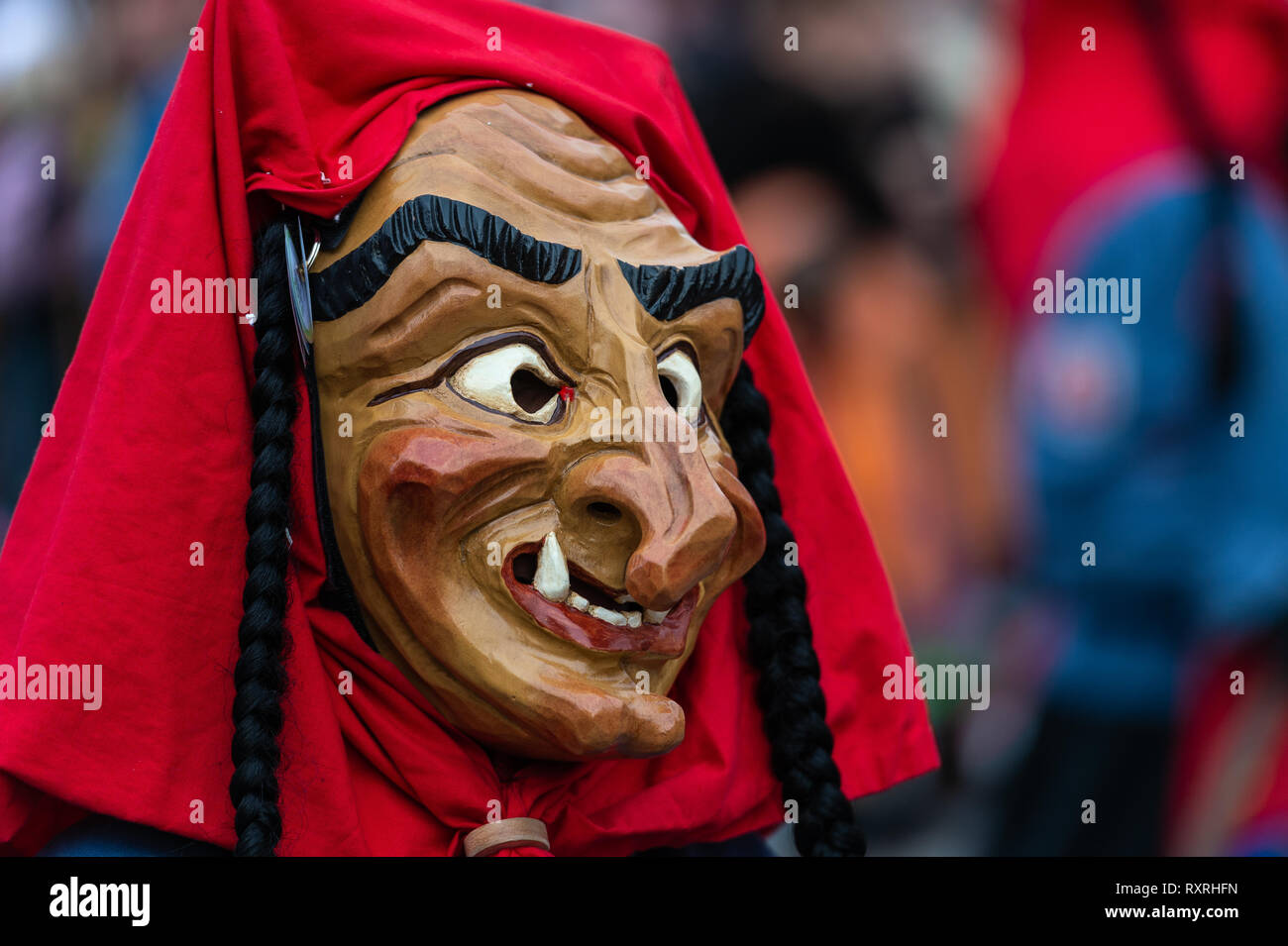 24 février 2019 - Kressbronn am Bodensee, Baden-WÃ¼rttemberg, Allemagne - un reveler portant un masque est visible pendant la parade de Kressbronn.Le petit village de Kressbronn am Bodensee célèbre un carnaval une semaine avant pour qu'ils puissent participer dans les défilés de carnaval week-end, Kressbronn est situé dans le sud de l'Allemagne, dans le lac de Constance, et sa part de Baden-WÃ¼rttemberg district. Crédit : Bruno De Carvalho SOPA/Images/ZUMA/Alamy Fil Live News Banque D'Images