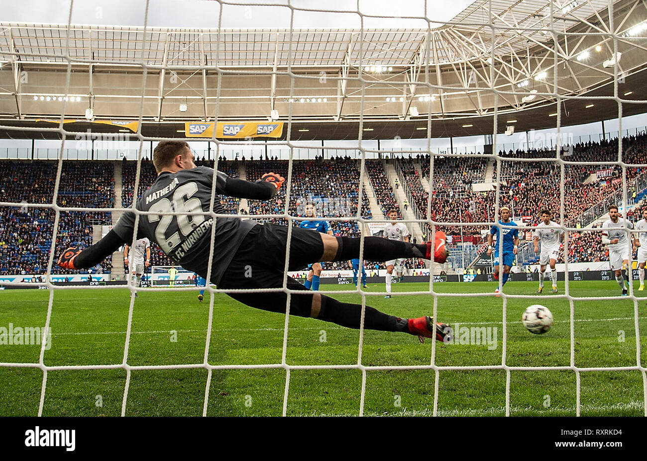 Andrej KRAMARIC (1899) ont obtenu des peines avec l'objectif de 1 : 0, et gardien Christian MATHENIA avant (N), action, football 1.Bundesliga, 25.journée, TSG 1899 Hoffenheim (1899) - FC Nuremberg (N), sur 10.03 .2019 à Sinsheim/Allemagne. # #  DFL règlement interdit toute utilisation des photographies comme des séquences d'images et/ou quasi-vidéo # #  € | dans le monde d'utilisation Banque D'Images