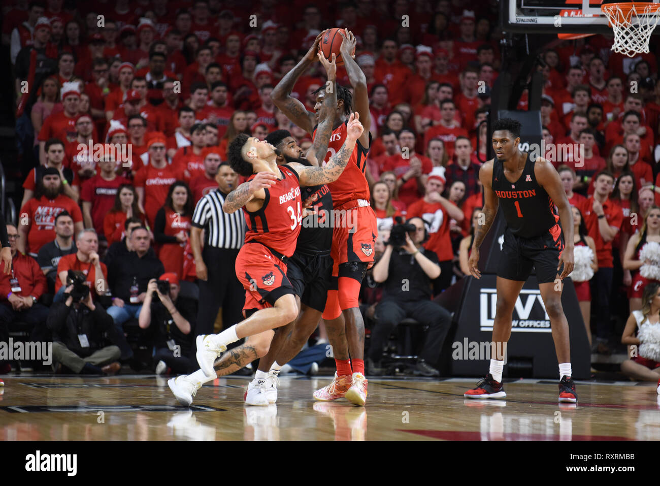 Cincinnati, Ohio, USA. Mar 10, 2019. Cincinnati Bearcats Guard Jarron Cumberland (34) s'emmêle avec les Cougars de Houston Guard Corey Davis Jr. (5) alors qu'il tente d'obtenir une passe d'un coéquipier au cours de la NCAA de basket-ball de Mens entre les Cougars de Houston et les Bearcats de Cincinnati au cinquième troisième sphère à Cincinnati, Ohio. Austyn McFadden/CSM/Alamy Live News Banque D'Images