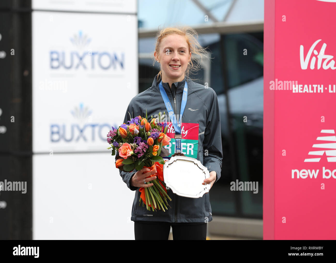 Londres, Royaume-Uni. 10 Mar 2019. L'épanouissement de grands demi-marathon ; Charlotte Arter pose avec la 3ème place sur le podium de la plaque : Action Crédit Plus Sport Images/Alamy Live News Banque D'Images
