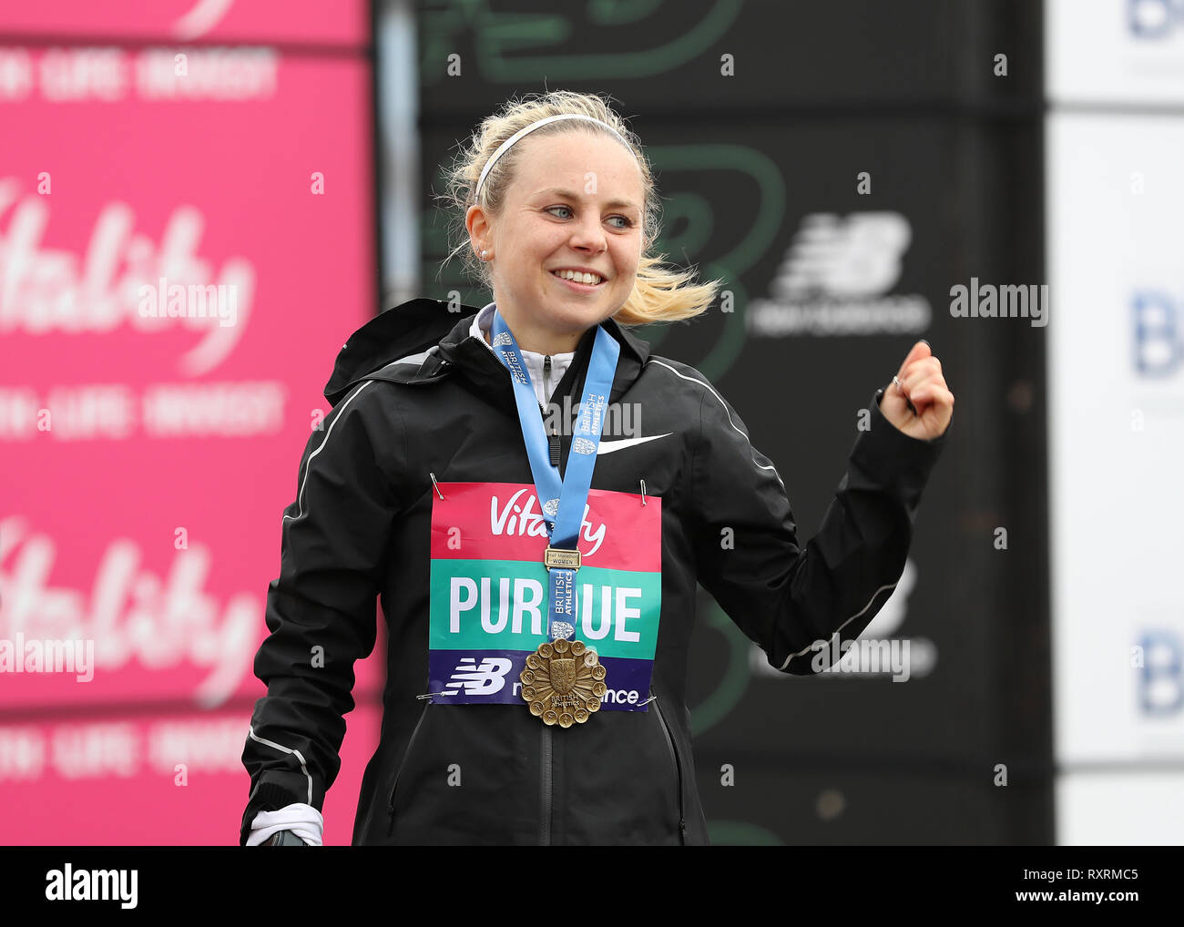 Londres, Royaume-Uni. 10 Mar 2019. L'épanouissement de grands demi-marathon ; Vainqueur Charlotte Purdue célèbre avec sa médaille d'or sur le podium : Action Crédit Plus Sport Images/Alamy Live News Banque D'Images