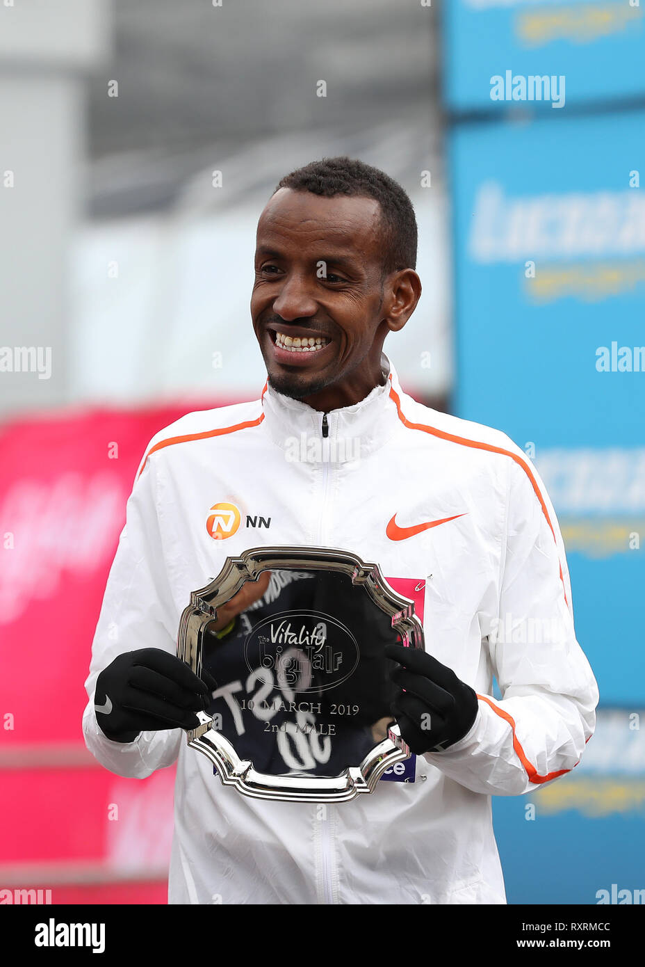 Londres, Royaume-Uni. 10 Mar 2019. L'épanouissement de grands demi-marathon ; Bashir Abdi pose avec la 2e place sur le podium de la plaque : Action Crédit Plus Sport Images/Alamy Live News Banque D'Images