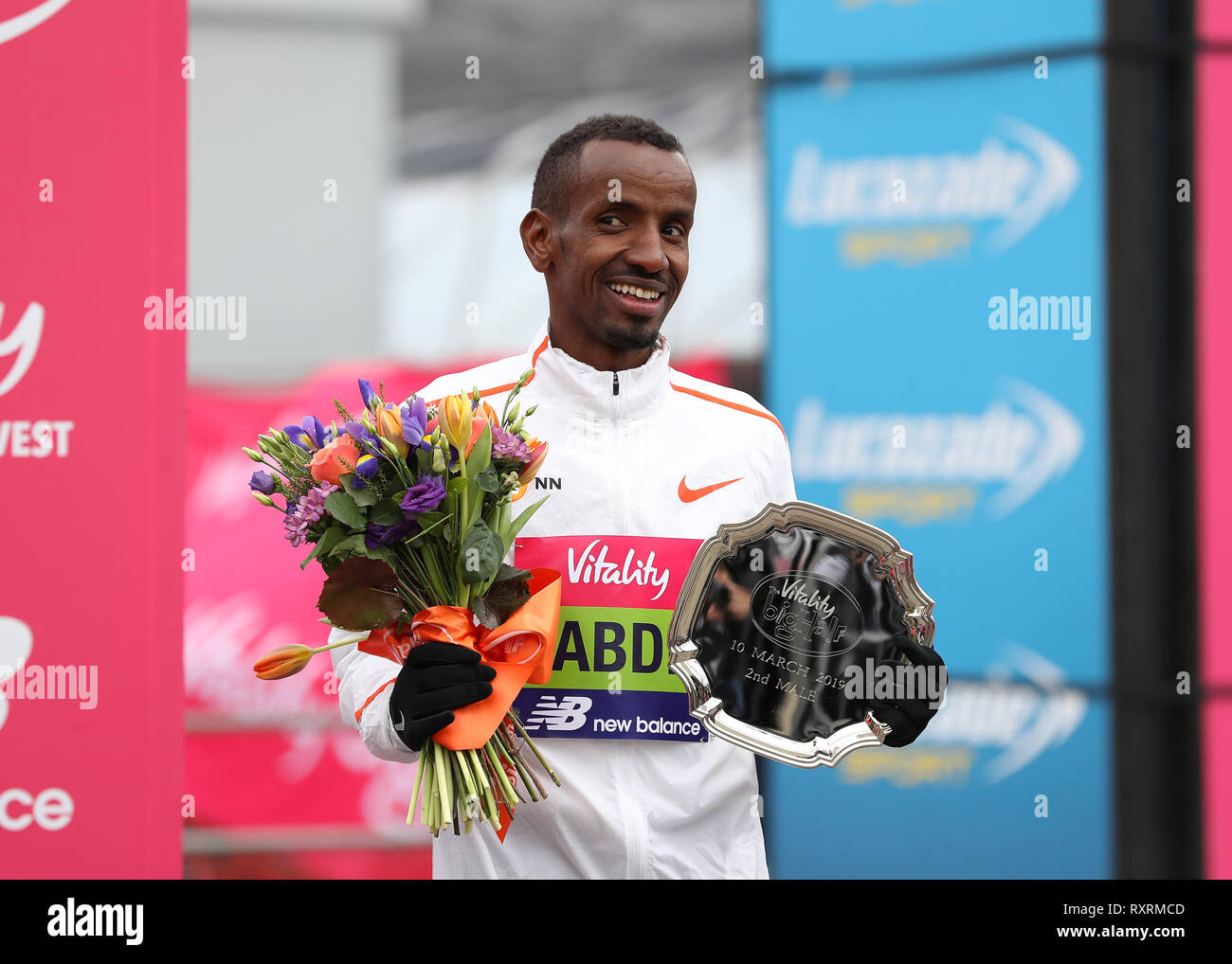 Londres, Royaume-Uni. 10 Mar 2019. L'épanouissement de grands demi-marathon ; Bashir Abdi pose avec la 2e place sur le podium de la plaque : Action Crédit Plus Sport Images/Alamy Live News Banque D'Images
