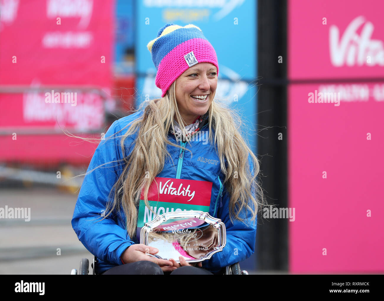 Londres, Royaume-Uni. 10 Mar 2019. L'épanouissement de grands demi-marathon ; Mel Nicholls pose avec la 2e place sur le podium de la plaque dans le Women's Elite Crédit : Fauteuil Roulant Plus Sport Action Images/Alamy Live News Banque D'Images