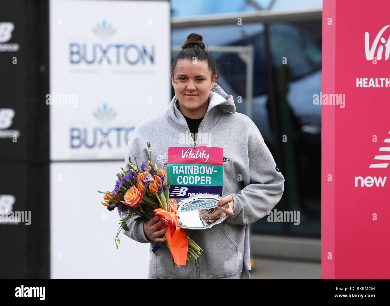 Londres, Royaume-Uni. 10 Mar 2019. L'épanouissement de grands demi-marathon ; Eden Rainbow-Cooper pose avec la 3ème place sur le podium de la plaque dans le Women's Elite Crédit : Fauteuil Roulant Plus Sport Action Images/Alamy Live News Banque D'Images