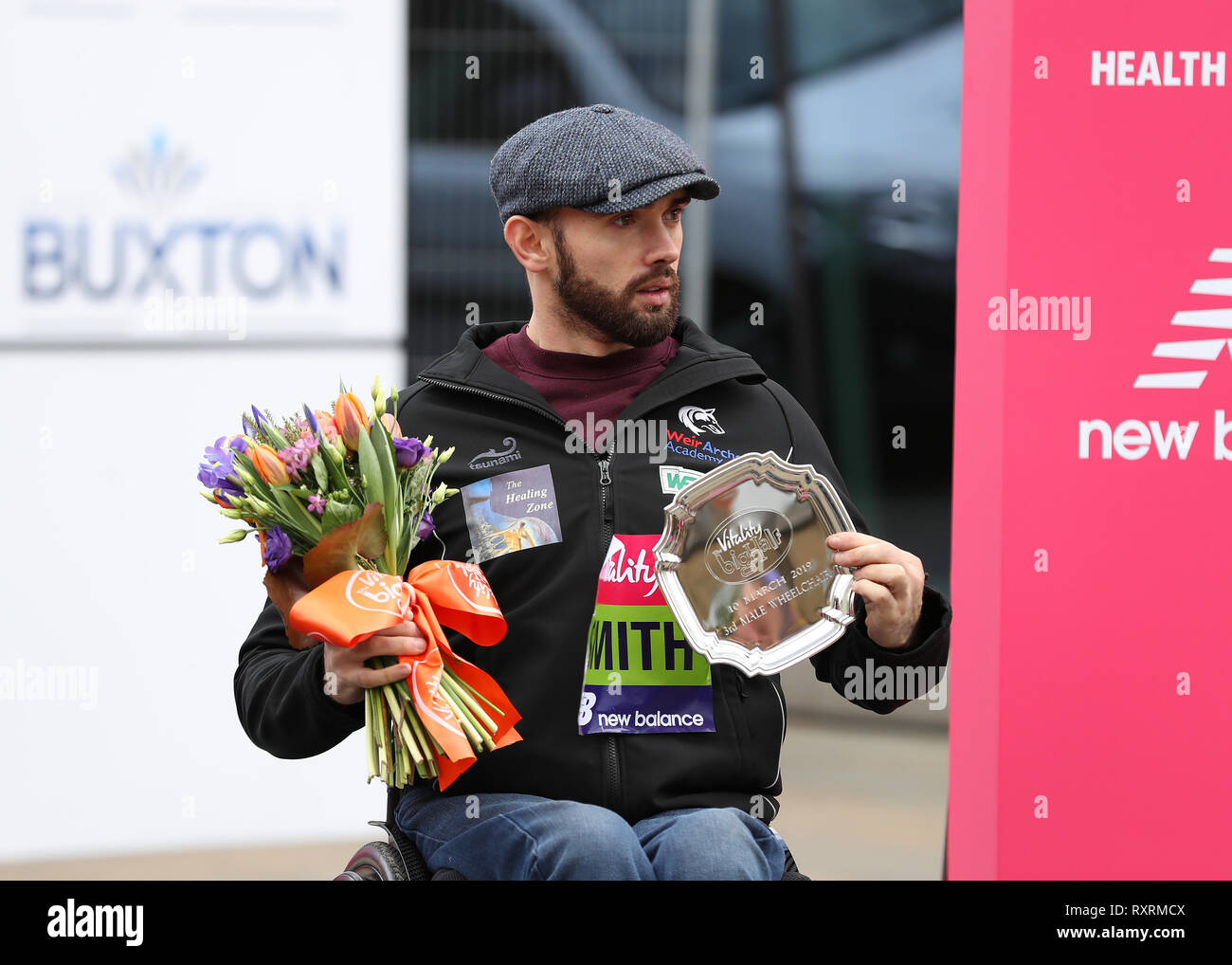 Londres, Royaume-Uni. 10 Mar 2019. L'épanouissement de grands demi-marathon ; John Boy Smith pose avec la 3ème place sur le podium de la plaque dans l'élite des hommes d'Action Crédit : Fauteuil Roulant Plus Sport Images/Alamy Live News Banque D'Images