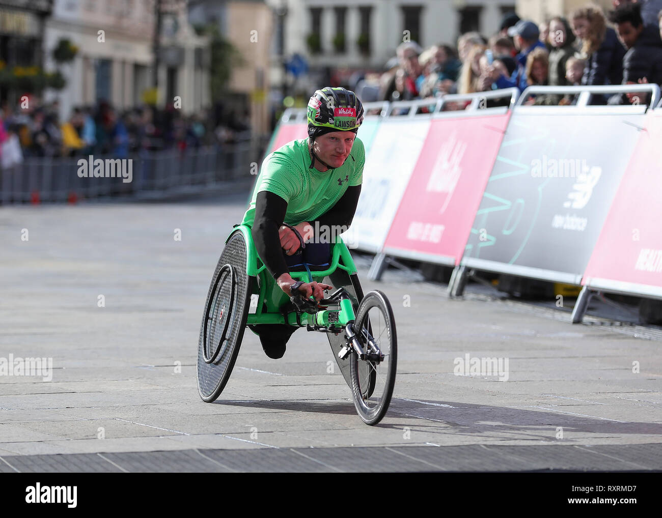 Londres, Royaume-Uni. 10 Mar 2019. L'épanouissement de grands demi-marathon ; Simon Lawson franchir la ligne d'arrivée en 2ème place chez les hommes en fauteuil roulant d'Élite : l'action de Crédit Plus Sport Images/Alamy Live News Banque D'Images