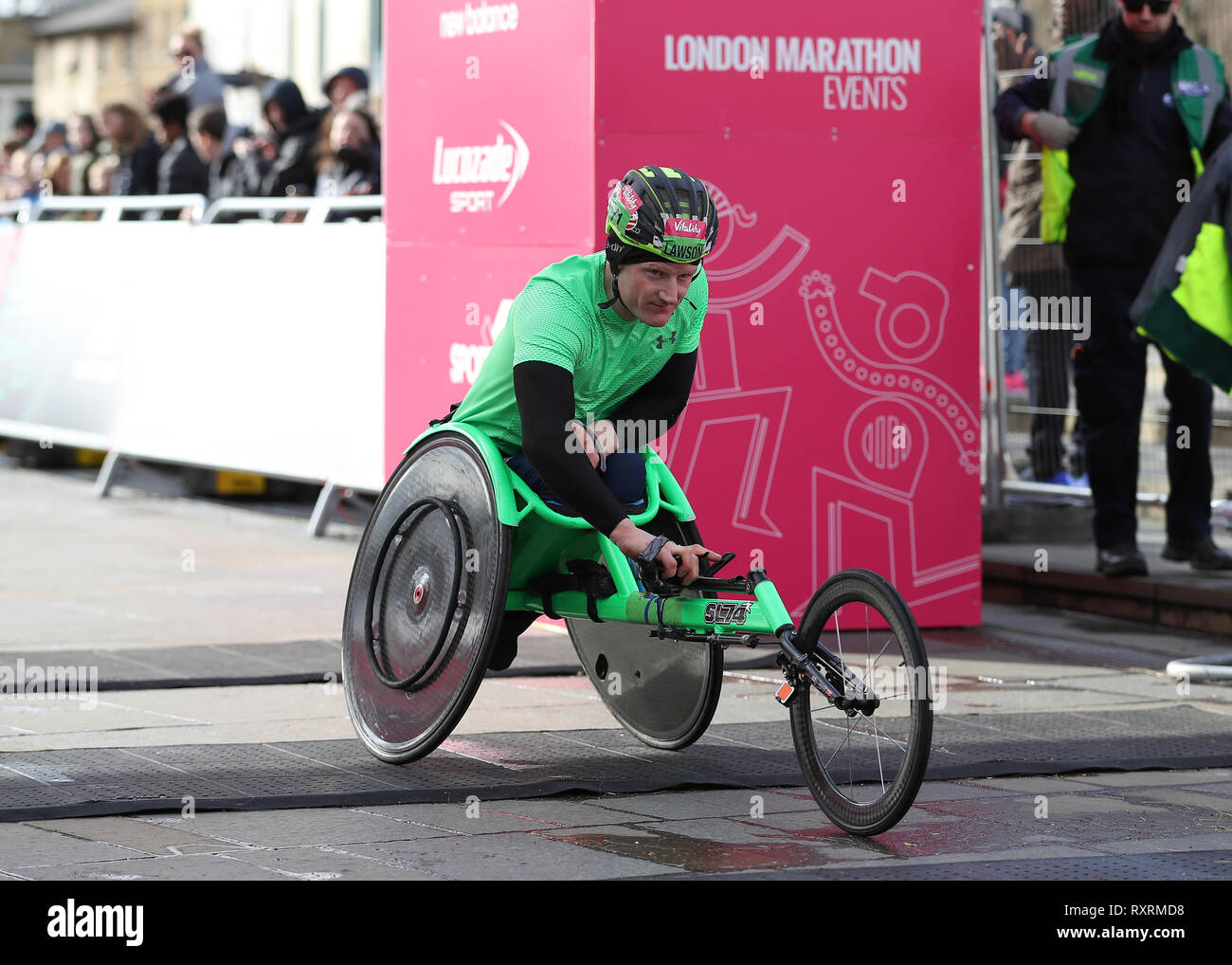 Londres, Royaume-Uni. 10 Mar 2019. L'épanouissement de grands demi-marathon ; Simon Lawson franchir la ligne d'arrivée en 2ème place chez les hommes en fauteuil roulant d'Élite : l'action de Crédit Plus Sport Images/Alamy Live News Banque D'Images