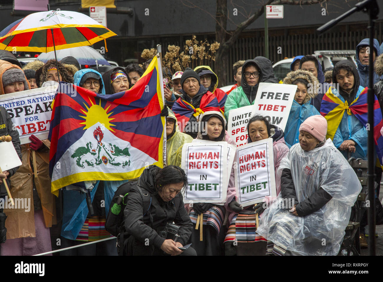 New York, USA. 10 Mar 2019. Tibétains en exil se sont réunis à New York à l'Organisation des Nations Unies le 10 mars 2019, marquant le 60e anniversaire de la révolte tibétaine et ont défilé jusqu'au consulat de Chine pour protester contre la poursuite de l'occupation du Tibet et de l'oppression du peuple tibétain et de la culture. Crédit : David Grossman/Alamy Live News Banque D'Images