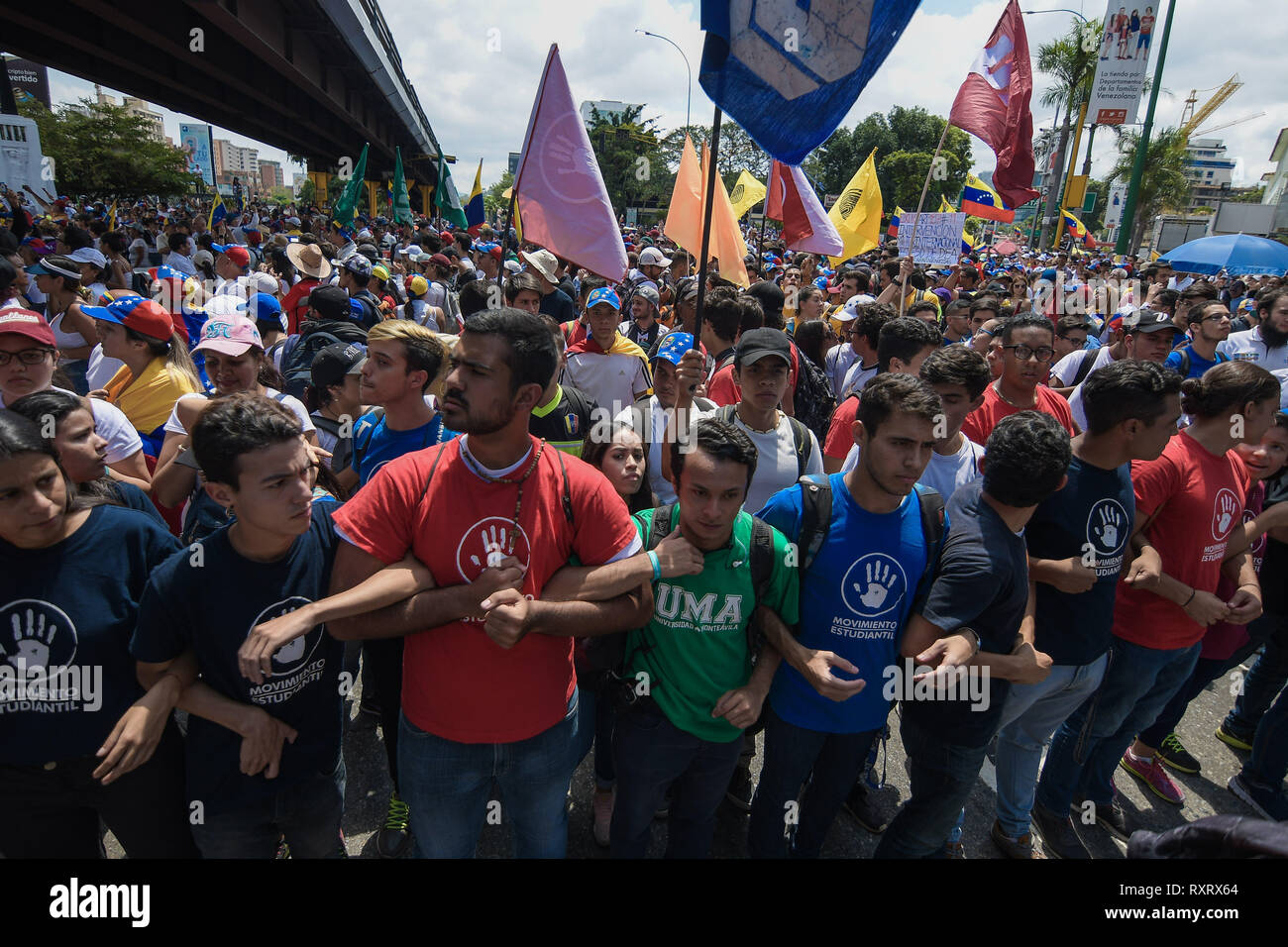 Foule de manifestants vu tenant leurs armes les uns les autres pendant une manifestation de protestation contre le gouvernement de Caracas. Colère et frustration soulevée comme des milliers de vénézuéliens ont pris les rues de Caracas pour soutenir le chef de l'Assemblée nationale Juan Guaido et contre le président Nicolas Maduro comme gouvernement Caracas a perdu encore une fois l'alimentation électrique. Banque D'Images