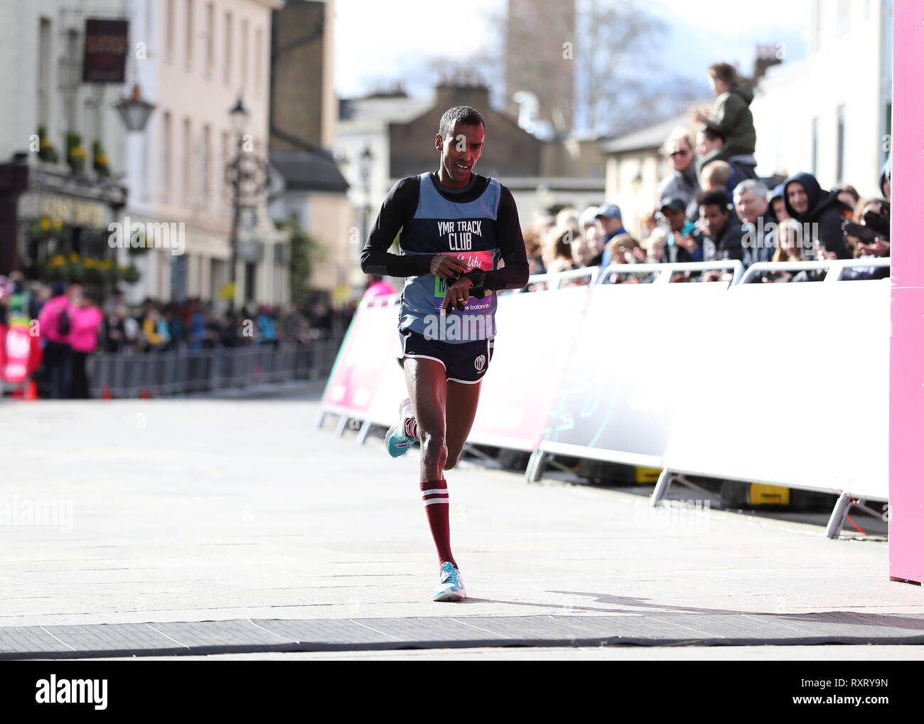 Londres, Royaume-Uni. Mar 10, 2019. La vitalité ; Demi Marathon ; Mustafa Mohamed franchir la ligne d'arrivée en 8e place : Action Crédit Plus Sport Images/Alamy Live News Banque D'Images