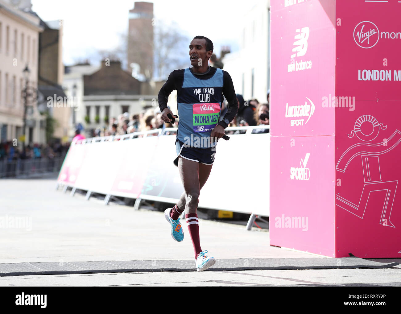 Londres, Royaume-Uni. Mar 10, 2019. La vitalité ; Demi Marathon ; Mustafa Mohamed franchir la ligne d'arrivée en 8e place : Action Crédit Plus Sport Images/Alamy Live News Banque D'Images