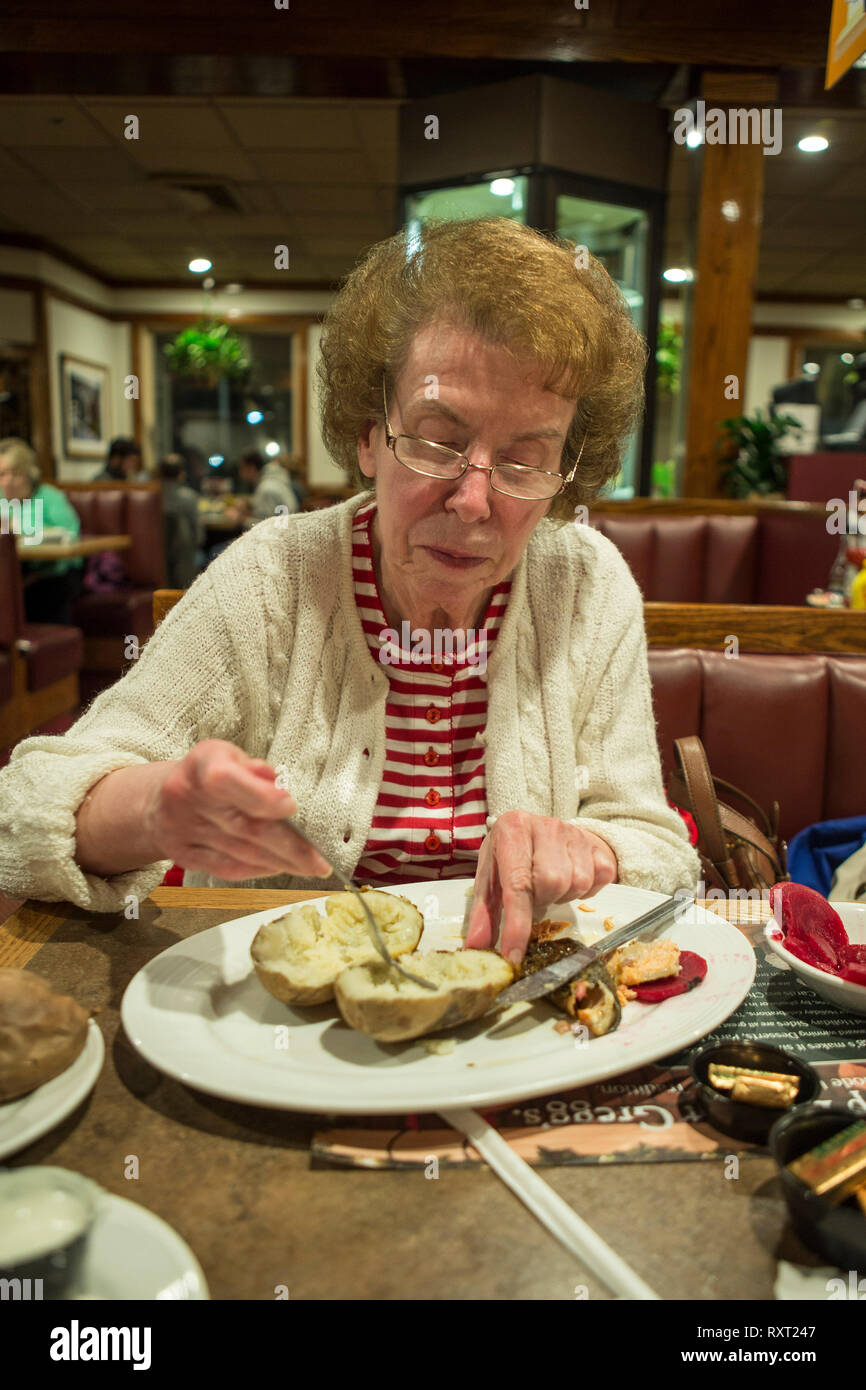 Cathy Maloney enseigne les langues étrangères à North Providence forte avant de prendre sa retraite. (33 ans). La mit dehors pour le dîner autour de la saison des fêtes. Banque D'Images