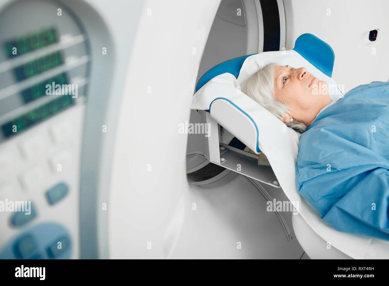 Senior patient à un examen en tomographie par ordinateur Banque D'Images