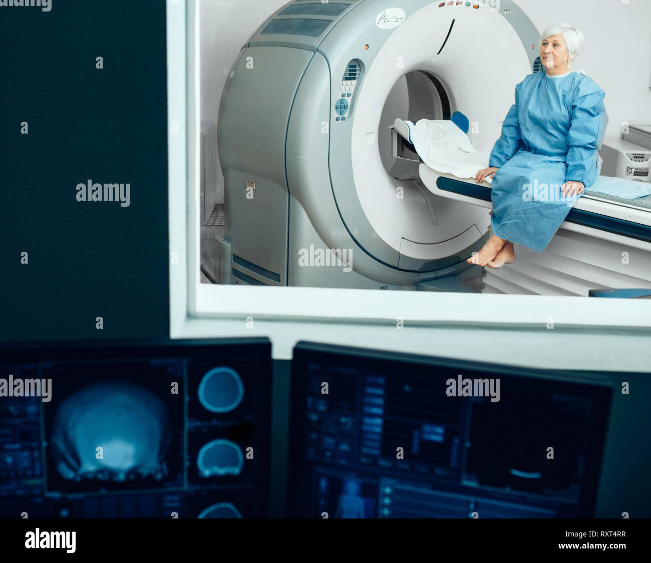 Senior patient à un examen en tomographie par ordinateur Banque D'Images