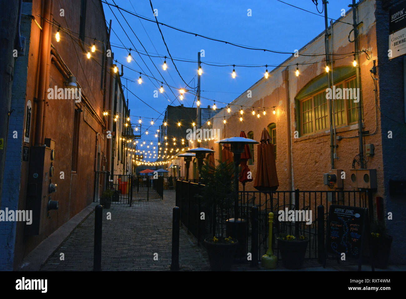 Chaîne de lumières Edison Païlin's Alley, une voie piétonne et du quartier des divertissements populaires à Elizabeth City, Caroline du Nord. Banque D'Images